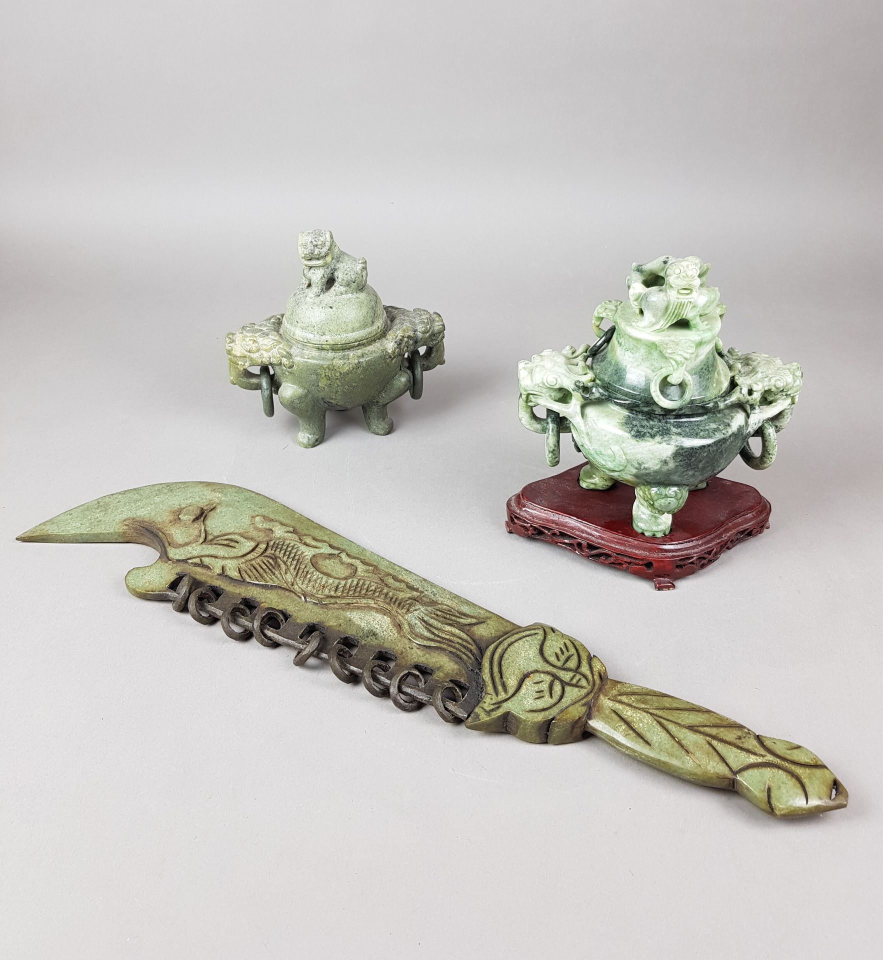 Ensemble d'objets sculpté en jade et pierre dure verte comprenant un poignard dé&hellip;