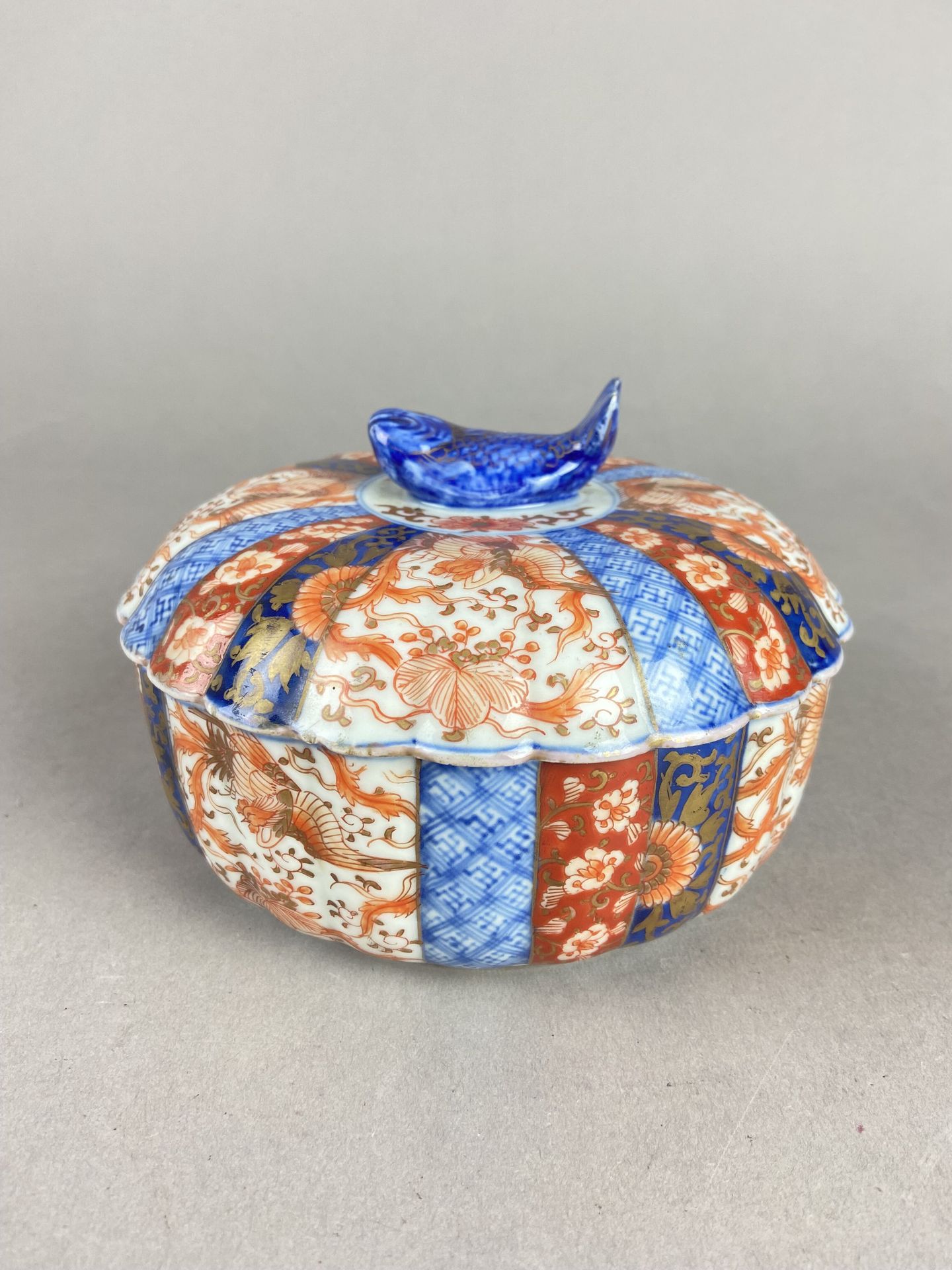JAPON, Imari - XXe siècle 
Coupelle couverte en porcelaine décorée en bleu sous &hellip;