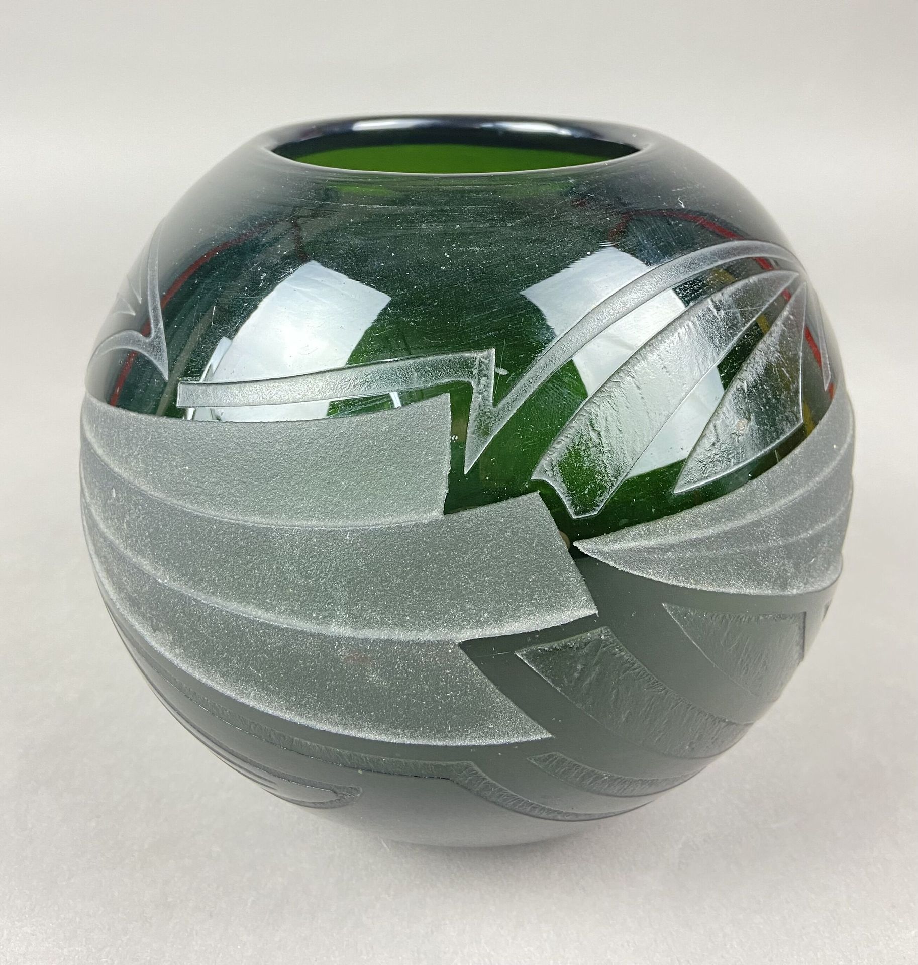 Null LEGRAS

Vase en verre teinté vert de forme boule à décor dégagé en camée à &hellip;