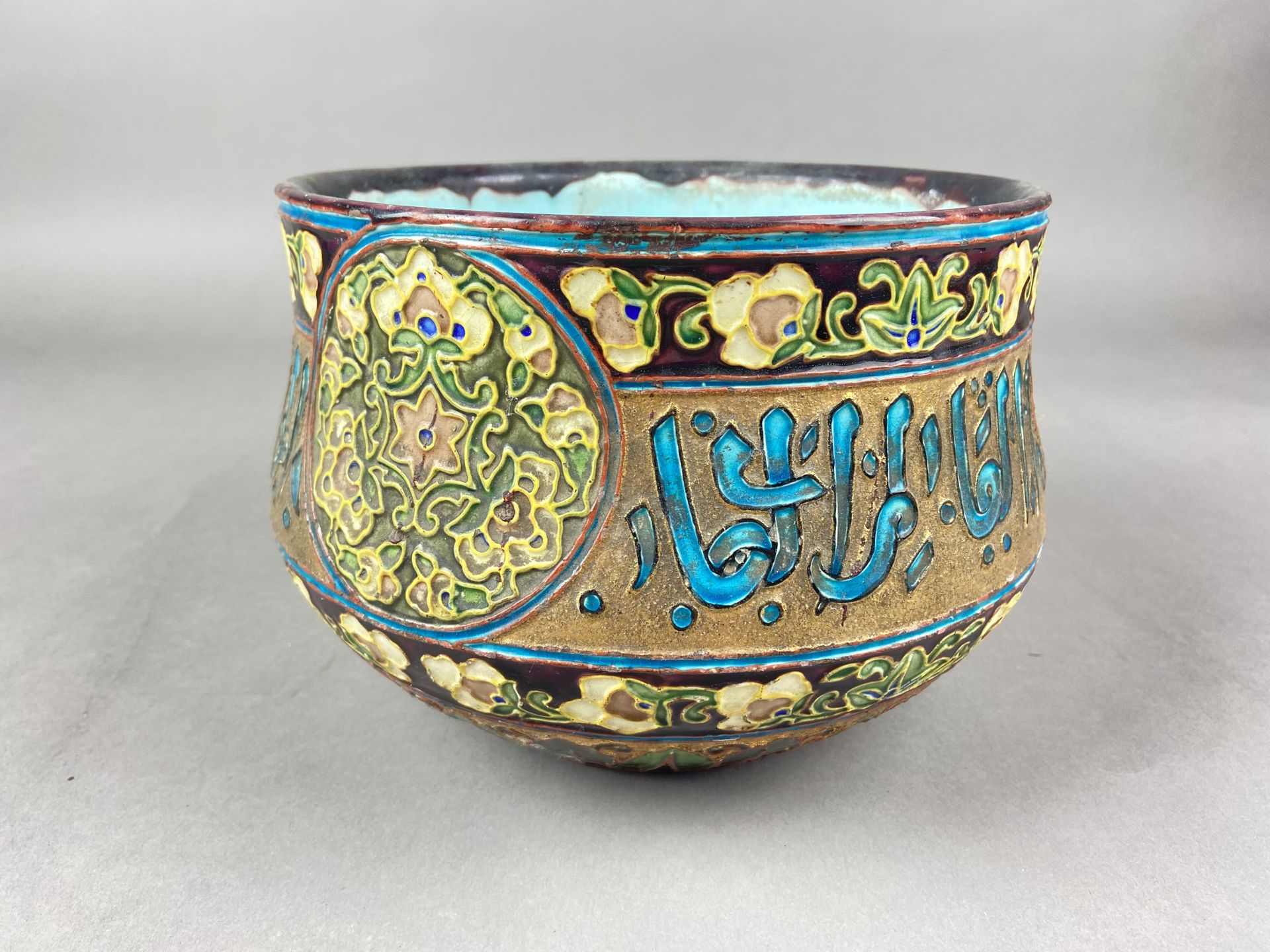 Attribué à Eugène Collinot 
Pot en céramique à décor polychrome d'émaux d'or en &hellip;