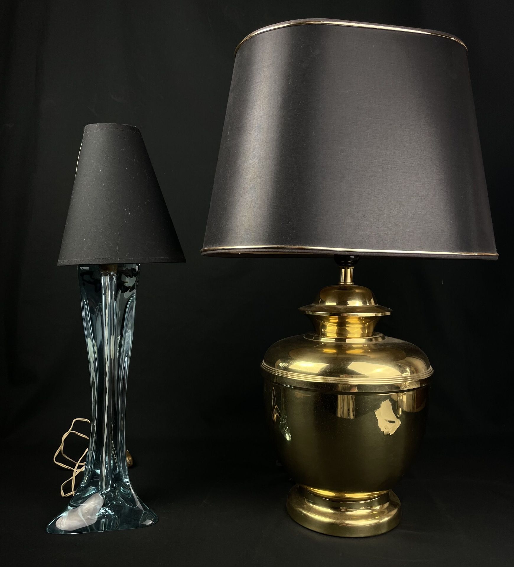 DEUX LAMPES: 
- Lampe de table en cristal de Sèvres de couleur bleue et de forme&hellip;
