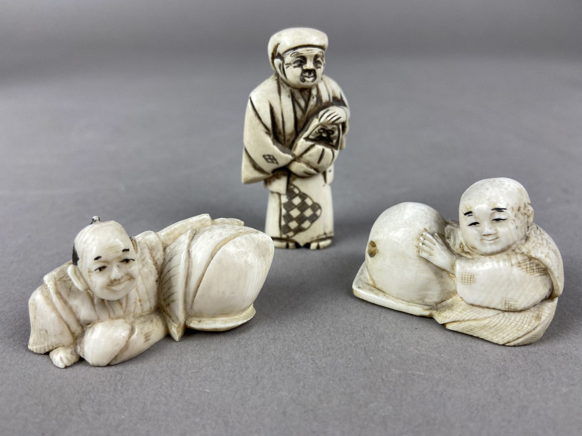 ASIE 
Trois netsuke en os sculpté figurant des personnages 
Dimensions du plus g&hellip;
