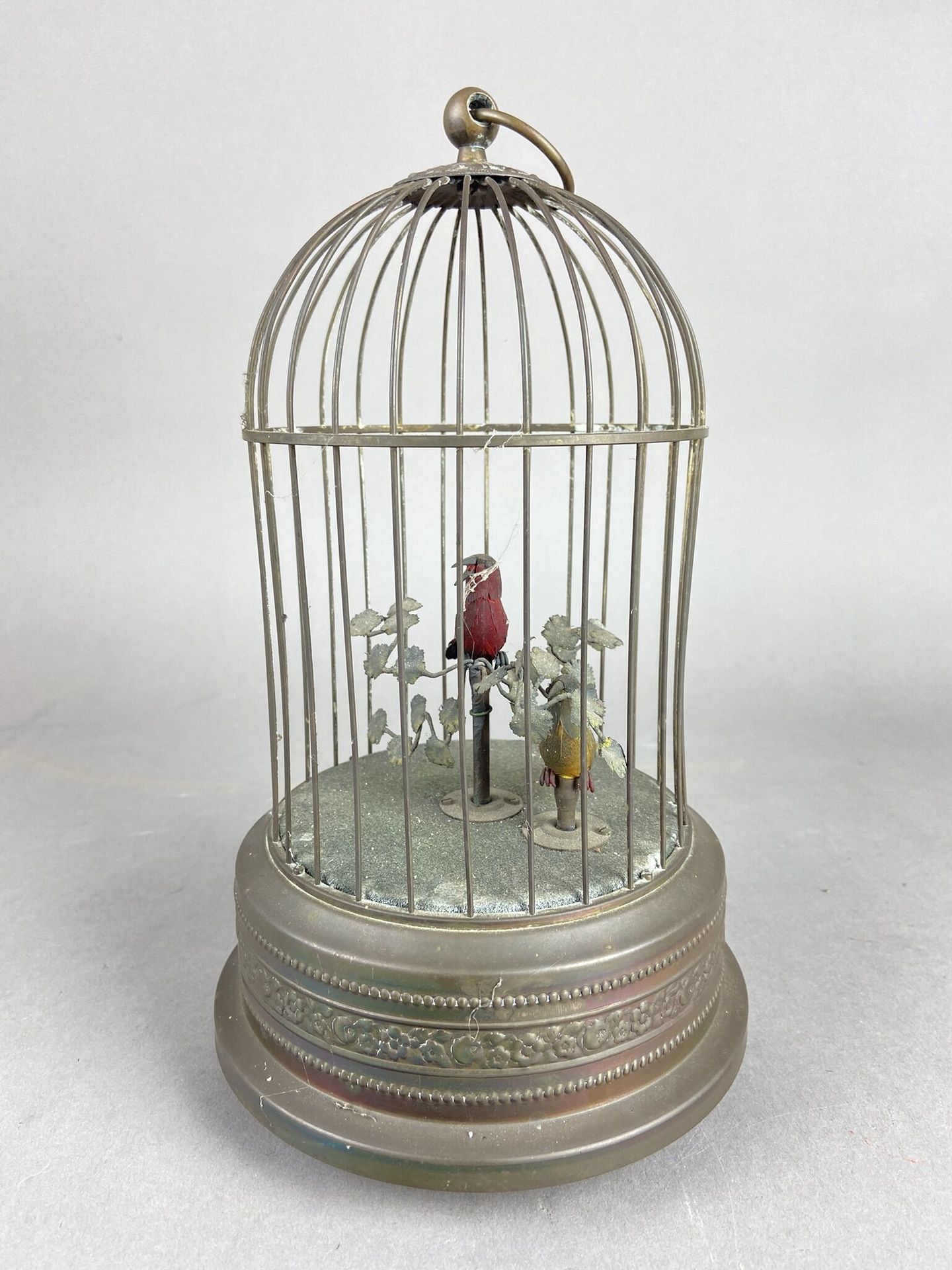 BOITE à MUSIQUE "Oiseaux automates" dans leur cage. 
H 27 x L 16,5 cm 
Usures, e&hellip;