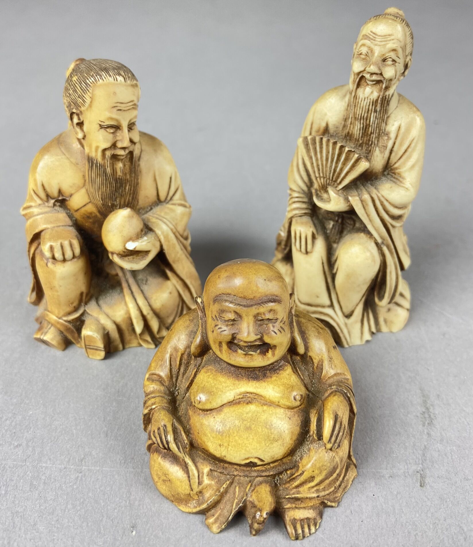ASIE 
Trois figurines en os sculpté figurant des personnages assis et leurs attr&hellip;