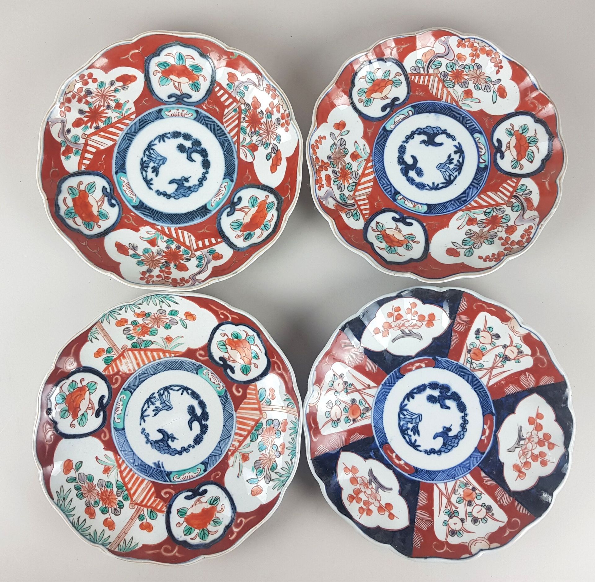 QUATRE ASSIETTES décoratives en porcelaine polychrome dite Imari à bords polylob&hellip;