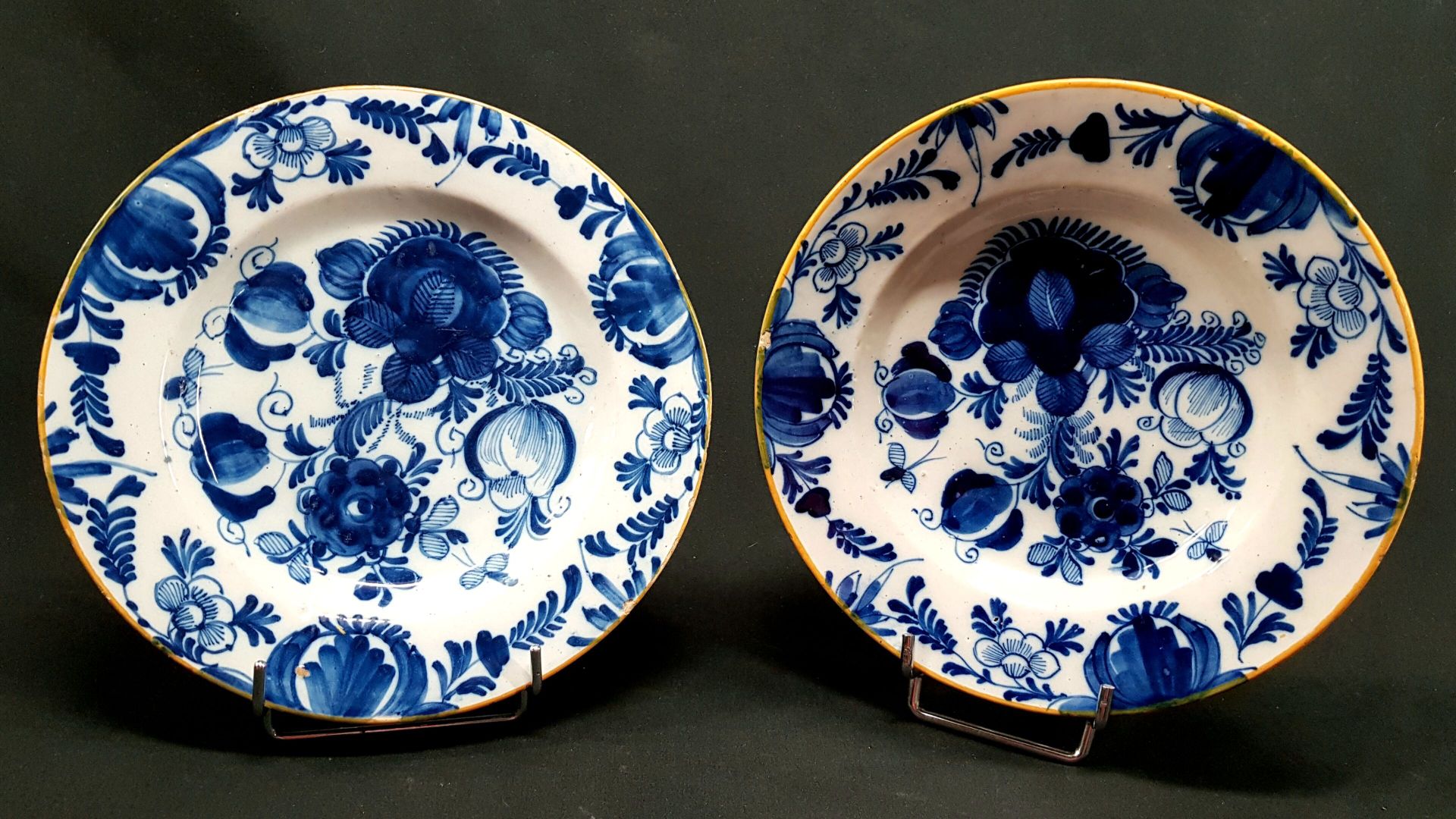 DELFT 
Deux assiettes à bord uni en faïence à décor en camaïeu bleu de motifs de&hellip;