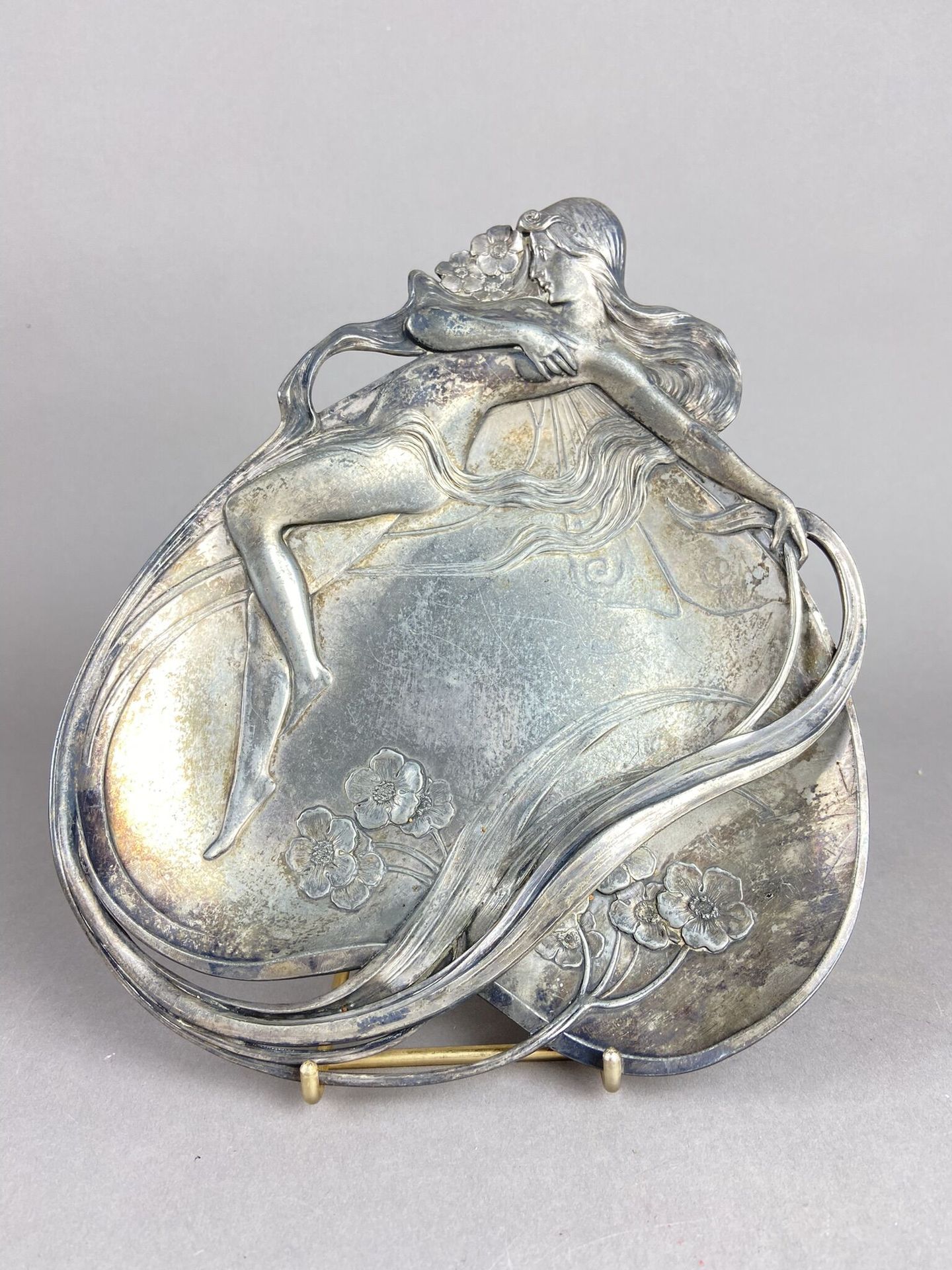 COUPELLE en métal argenté de style Art Nouveau figurant une demoiselle aux fleur&hellip;