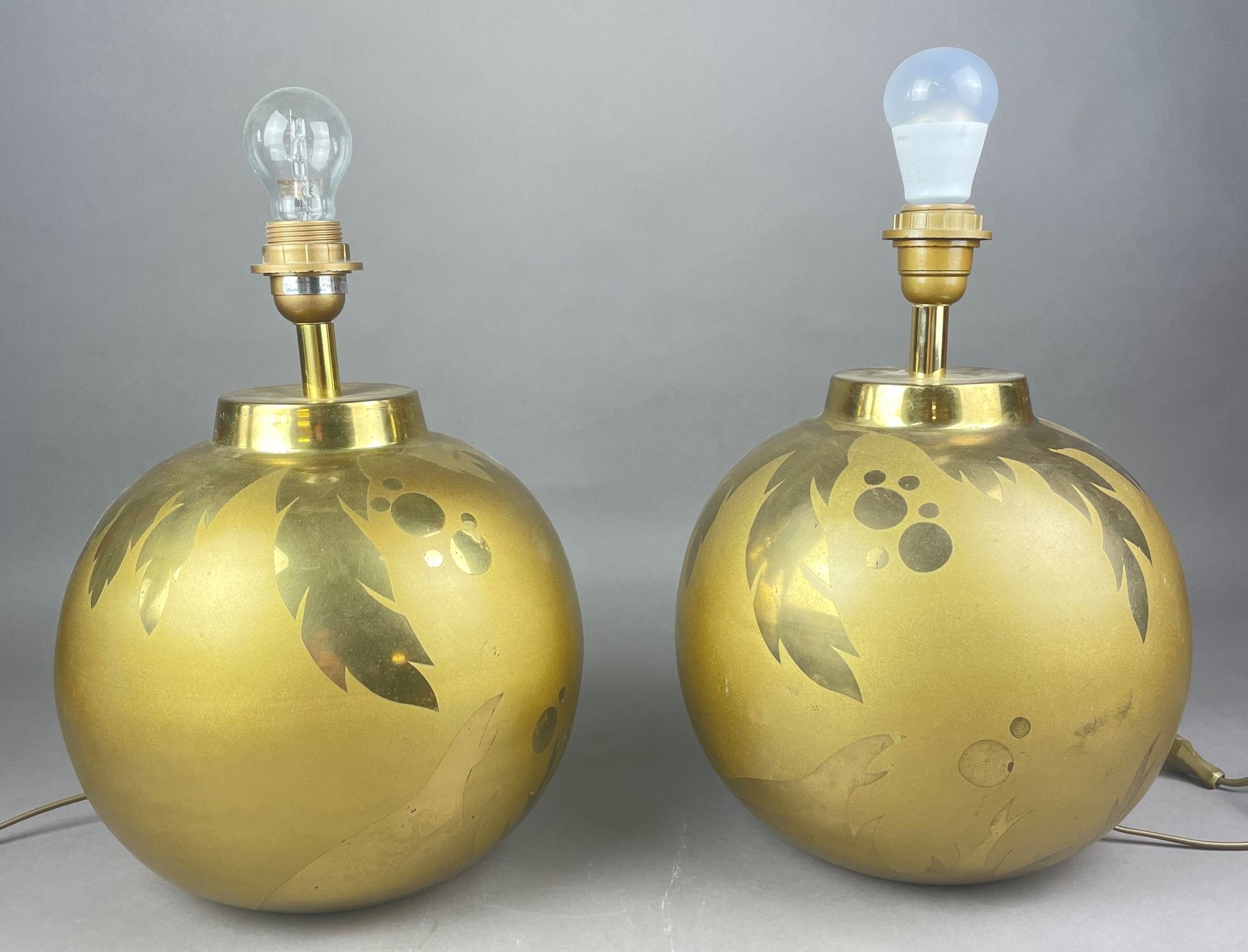 Louis DRIMMER 
Paire de lampes à poser en métal de forme boule à patine dorée à &hellip;