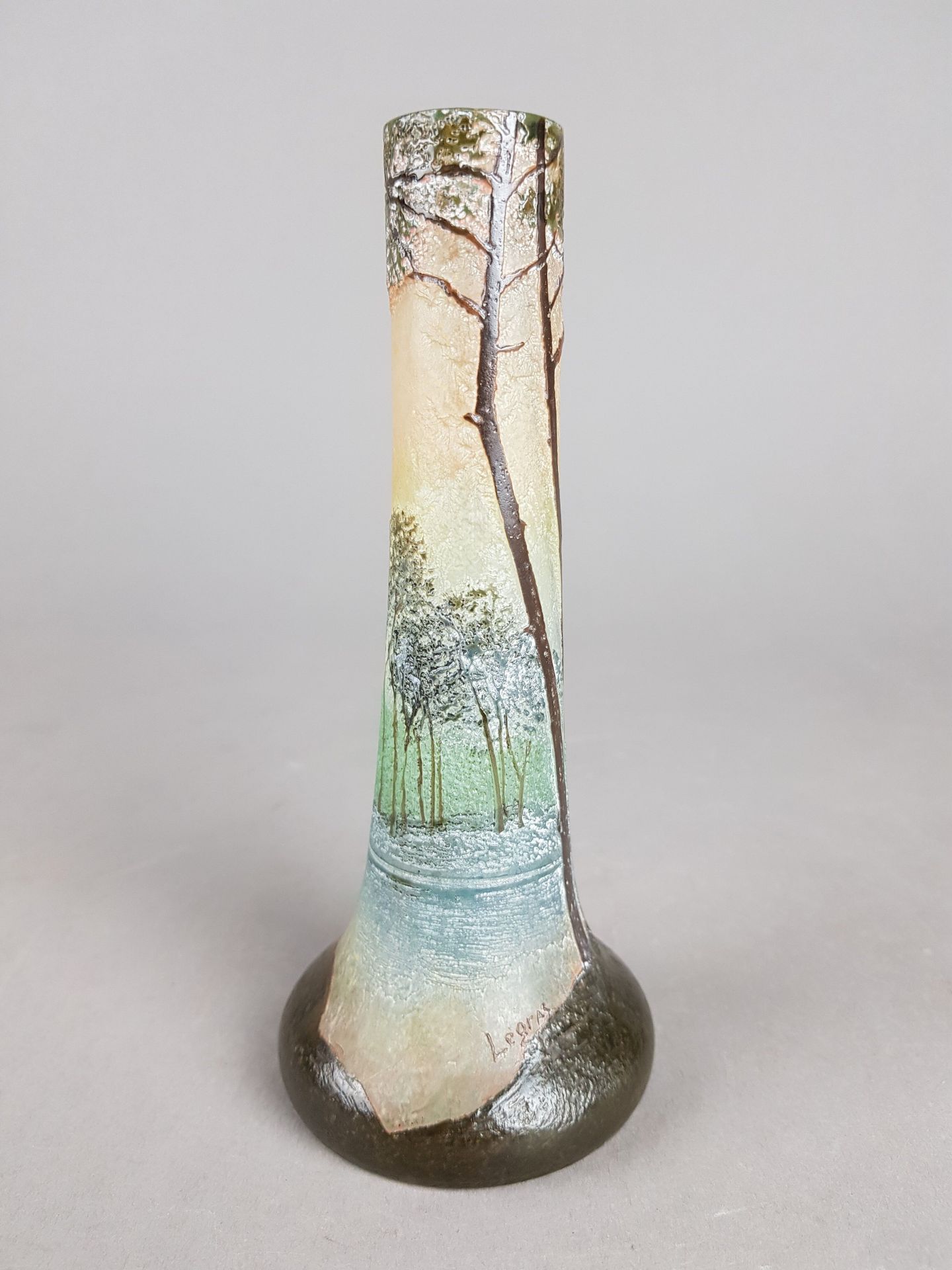 LEGRAS 
Vase en verre multicouche et émaillé à décor dégagé à l'acide en camée d&hellip;