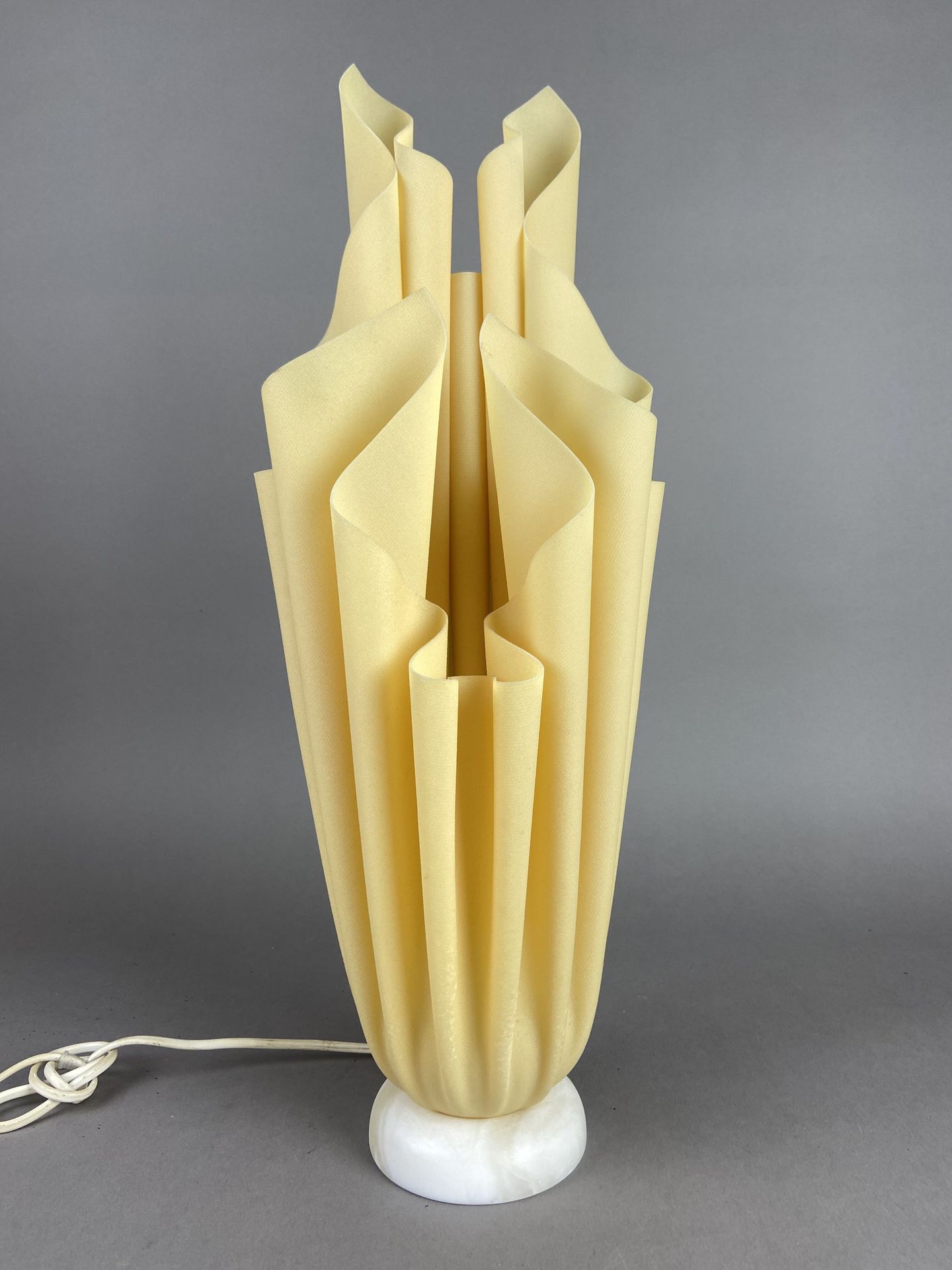 Georgia JACOB (XXe) 
LAMPE de table modèle "Athéna" en résine 
Circa 1970 
Etiqu&hellip;