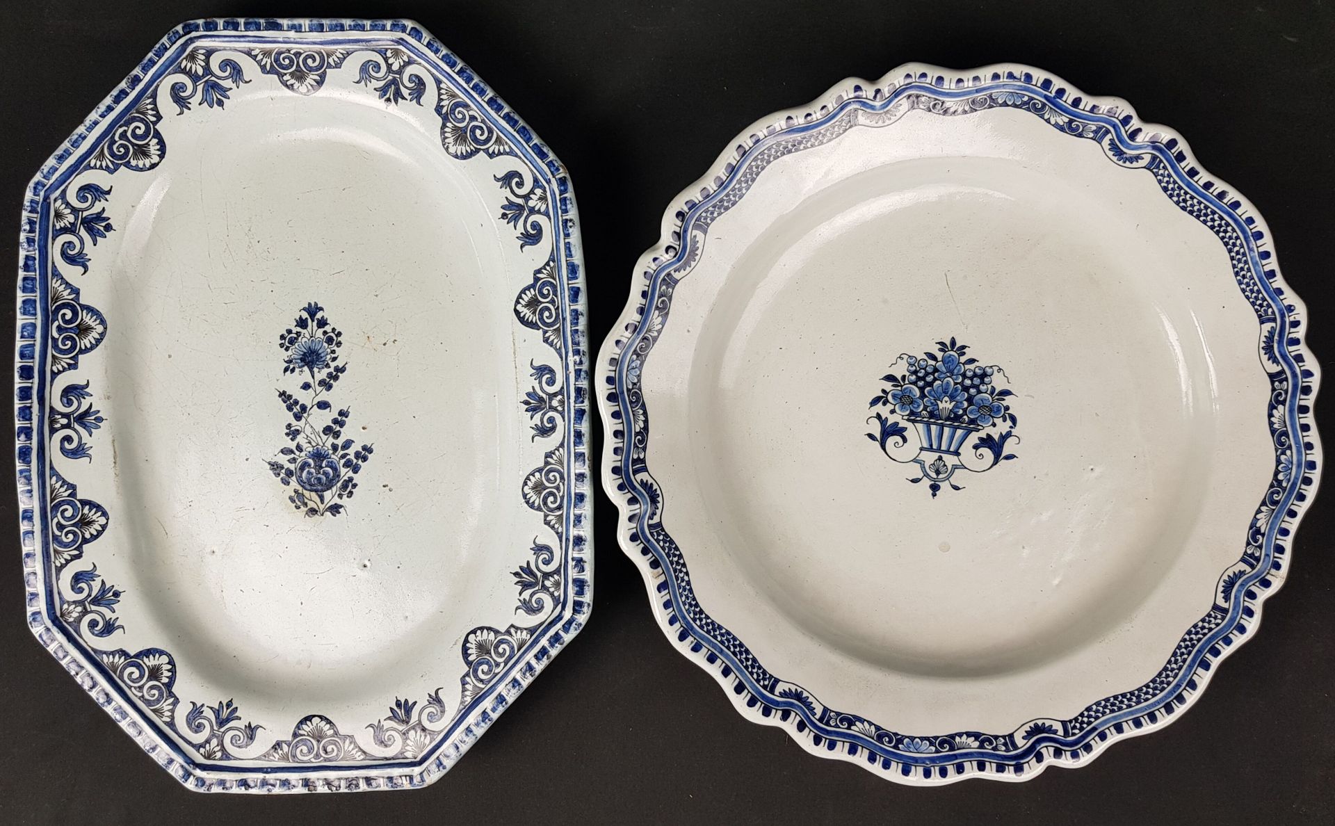 Rouen 
Deux plats en faïence à décor en camaïeu bleu sur fond blanc à motifs de &hellip;