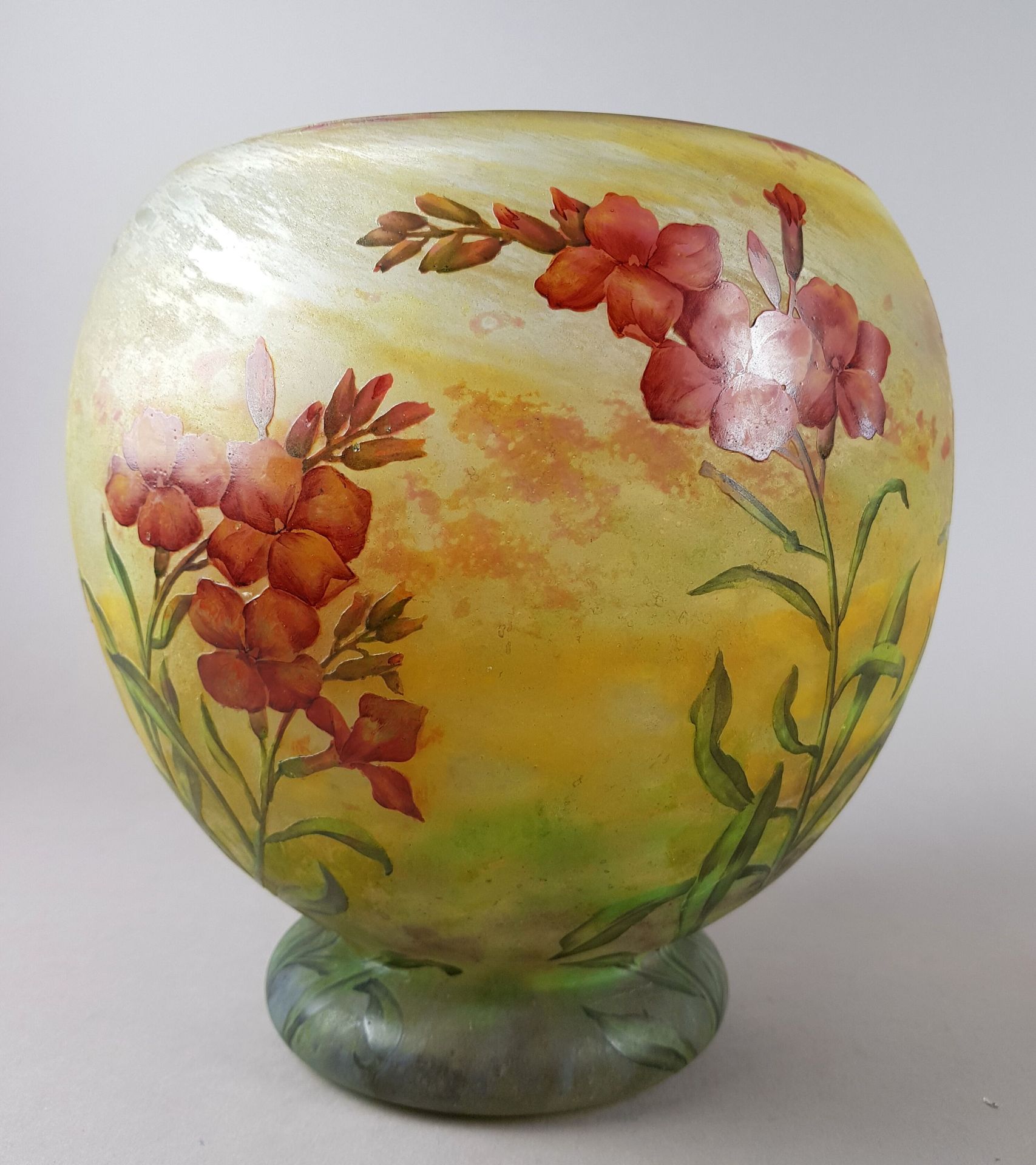 Null Daum

Vase en verre multicouche de forme boule reposant sur un talon rond à&hellip;