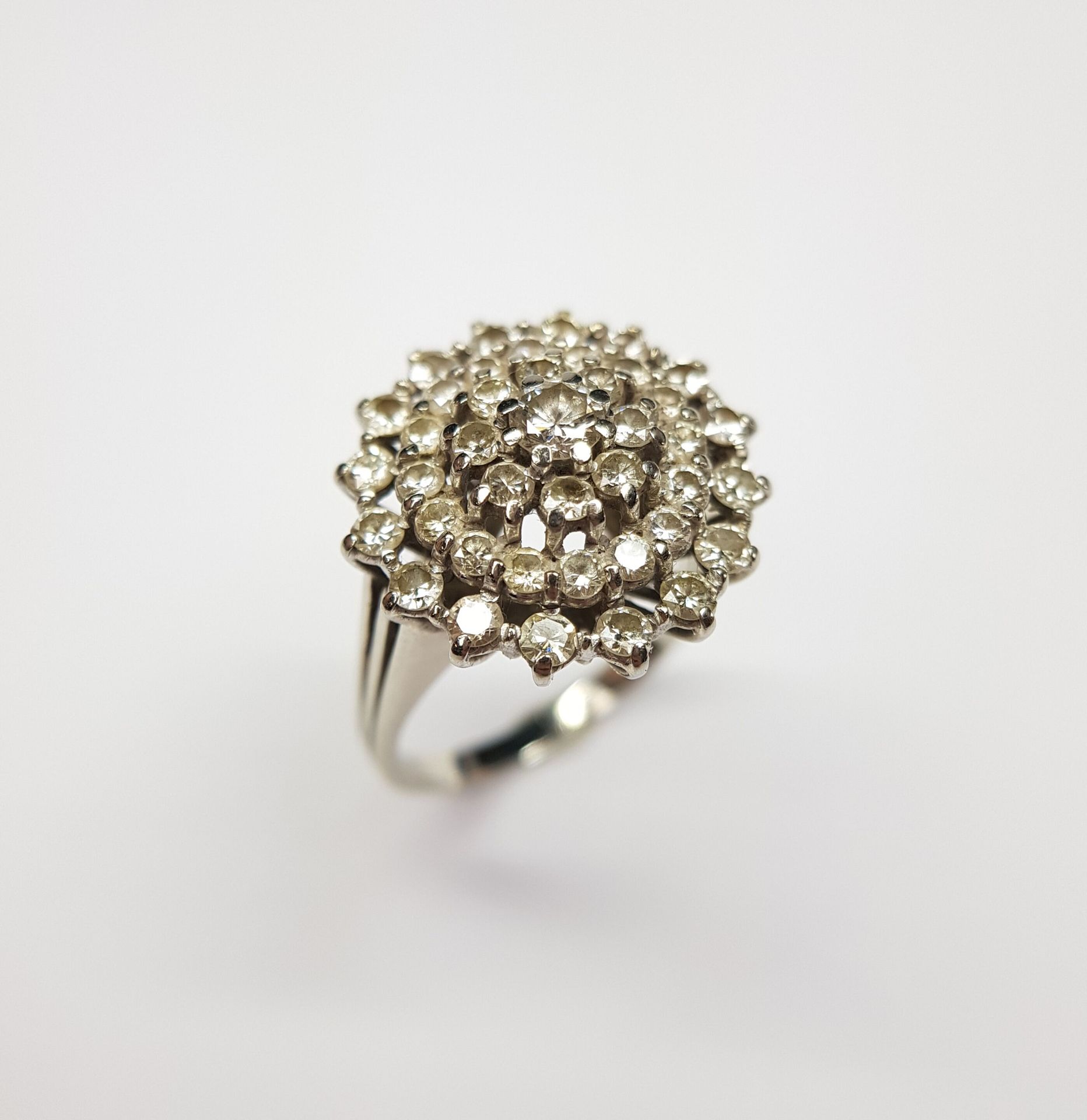 Null 585‰白金的Toupie戒指，镶有光彩夺目的钻石，估计共重约1.50克拉。

毛重 : 5,90 g - 尺寸 : 56-57

梅索纳夫夫人的专业&hellip;
