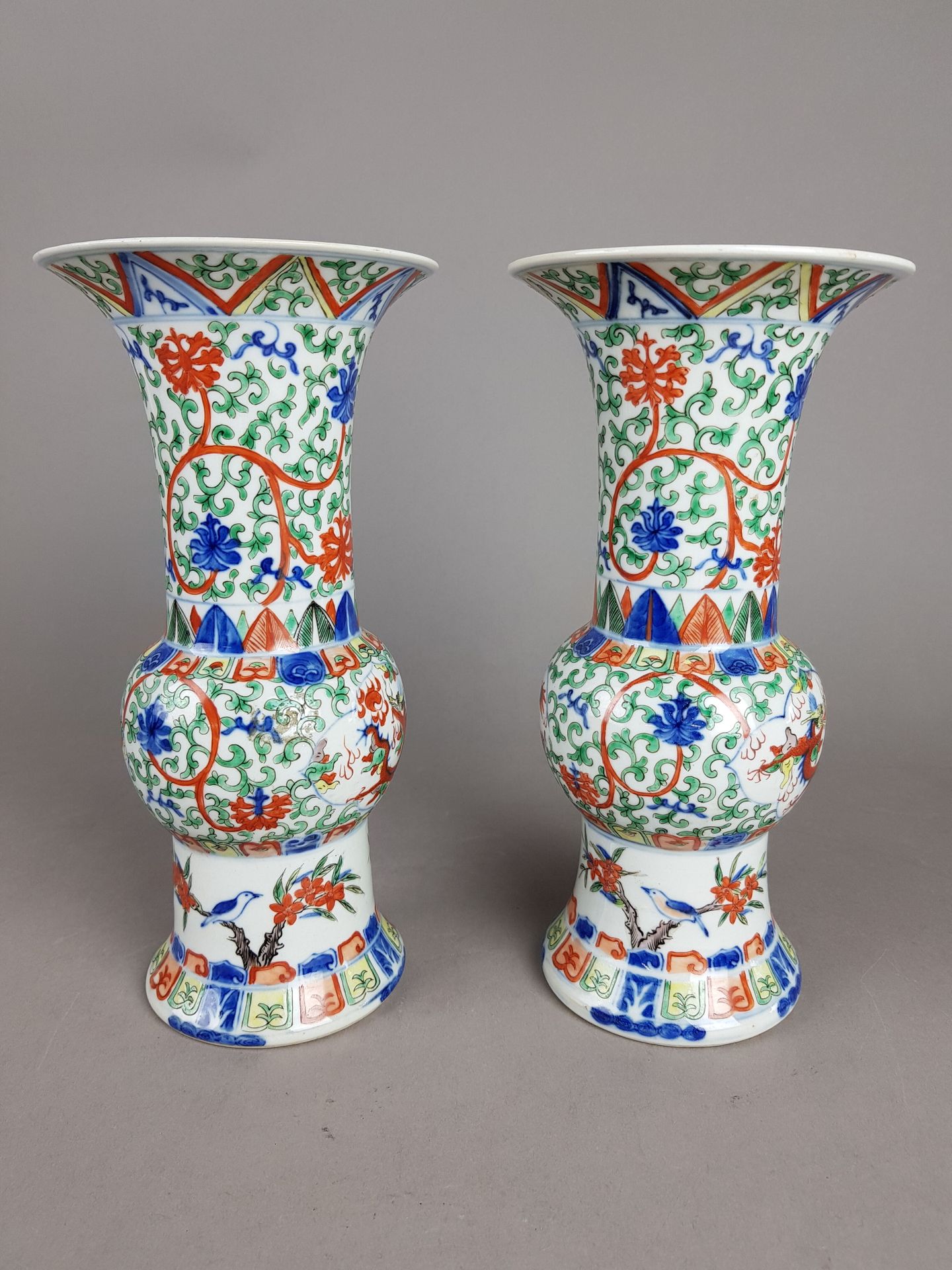 Null CHINE - XXe siècle

Paire de vases forme "gu" en porcelaine décorée en émau&hellip;