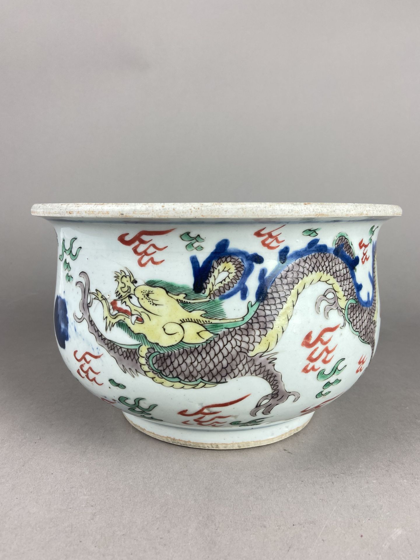 Null CHINE - Vers 1900

Vasque à poissons en porcelaine décorée en émaux polychr&hellip;