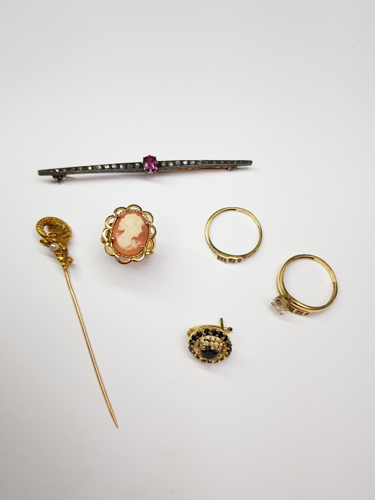 Null 一组750‰的黄金珠宝，包括一个贝壳浮雕戒指和一个装饰有粉红色碧玺和粉红色切割钻石的胸针

石头胸针的长度：8厘米

总毛重 : 20,67 g