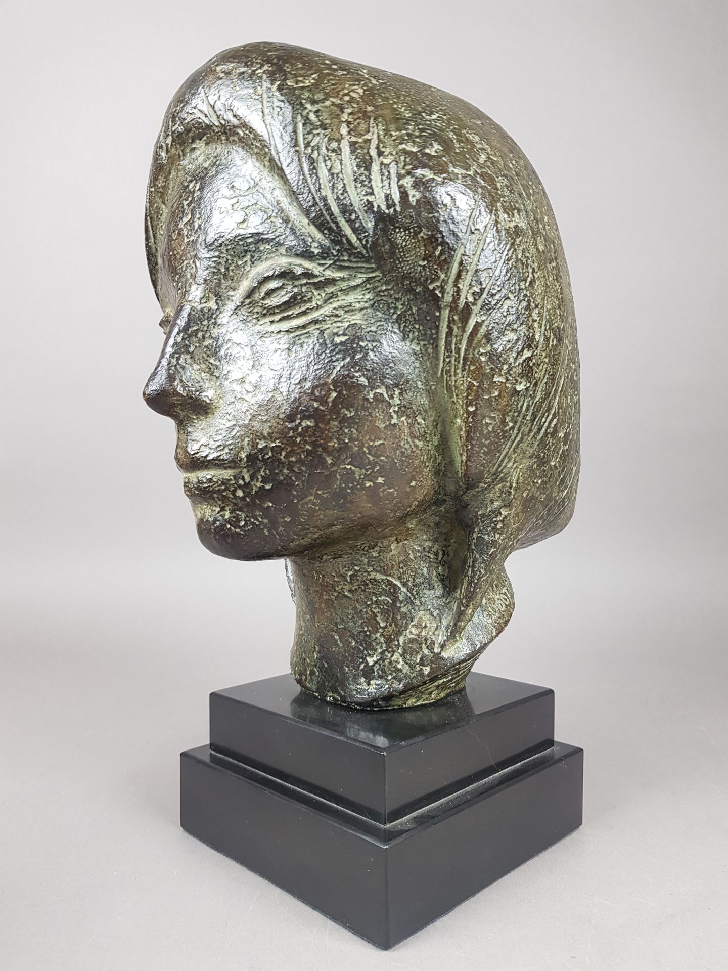 Null Georges OUDOT (1928-2004)

"Buste de jeune femme au chignon"

Épreuve en br&hellip;