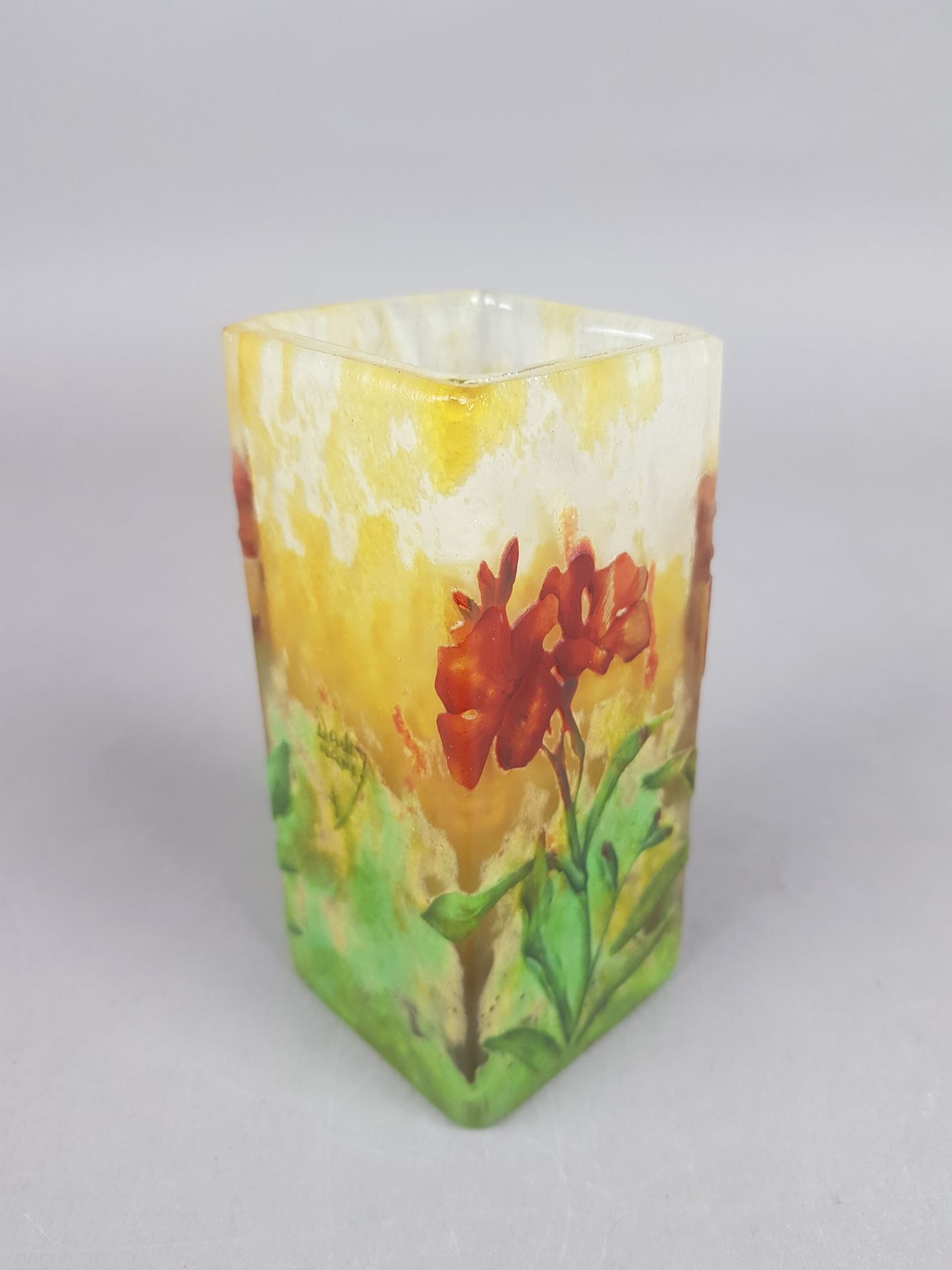 Null Daum

Vase en verre multicouche de forme rectangulaire à décor gravé en cam&hellip;