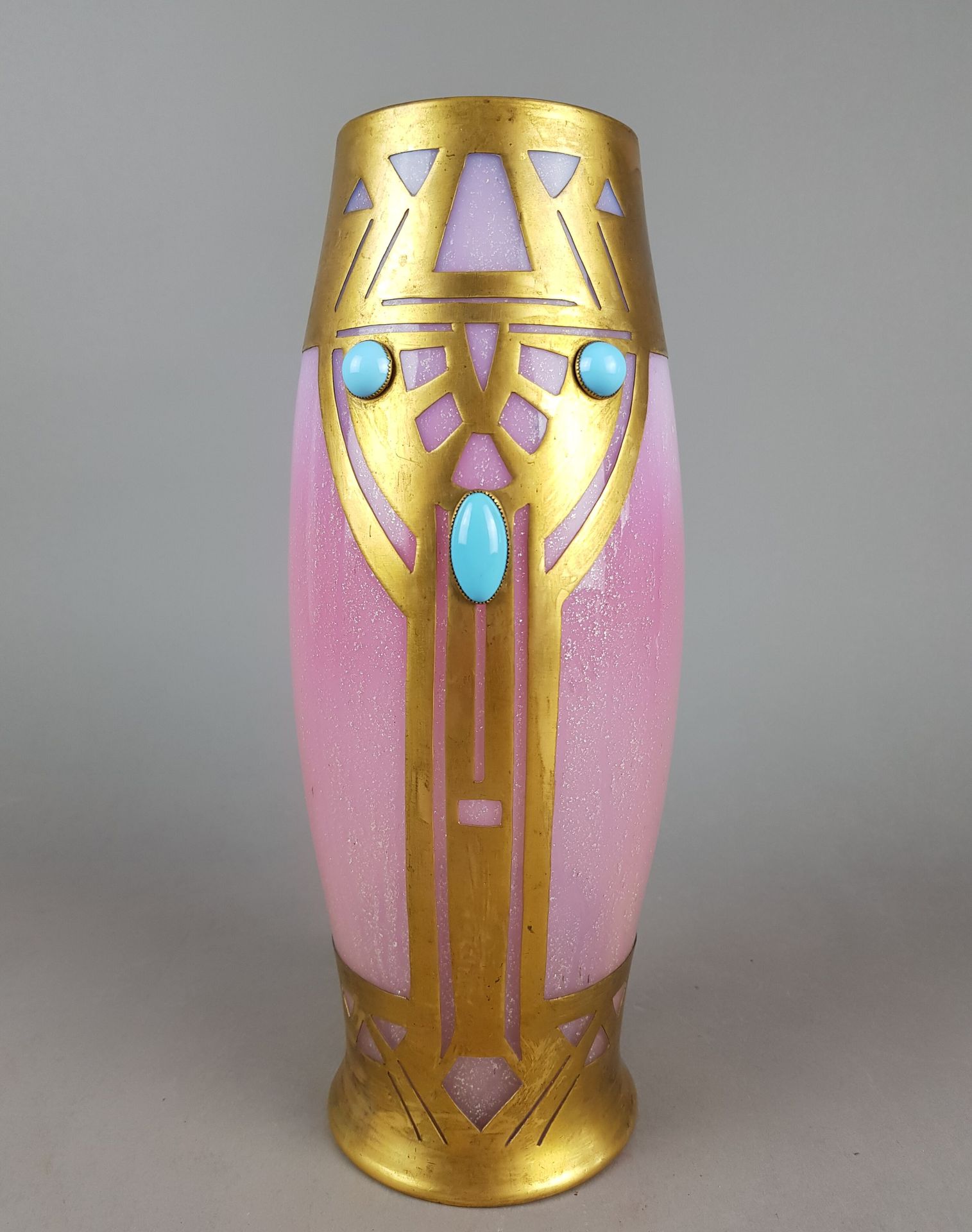 Null VASE Jugendstil en pâte de verre rose à inclusion pailletée, orné de laiton&hellip;