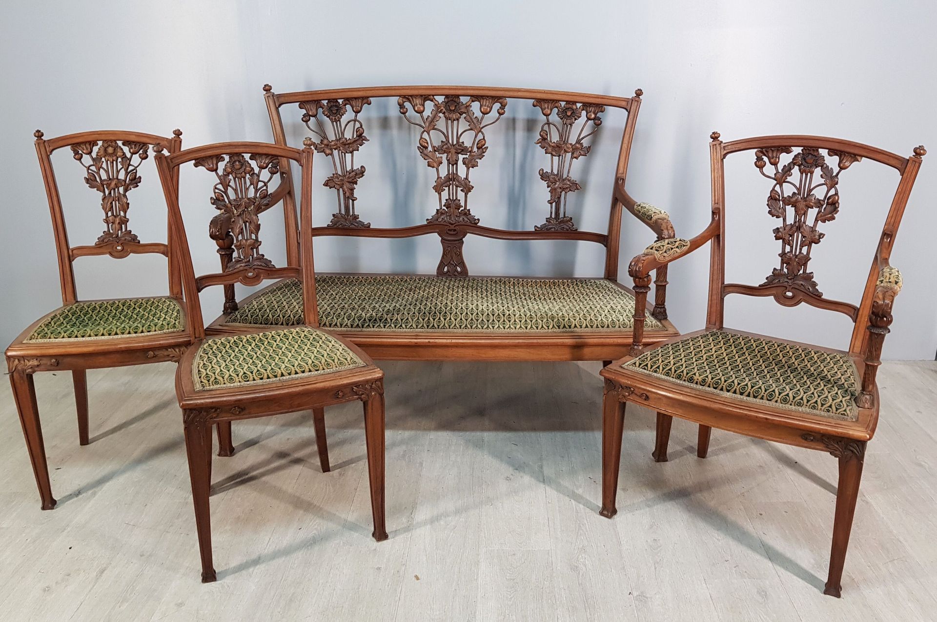 Null SALON Art Nouveau comprenant une banquette, une paire de chaises et un faut&hellip;