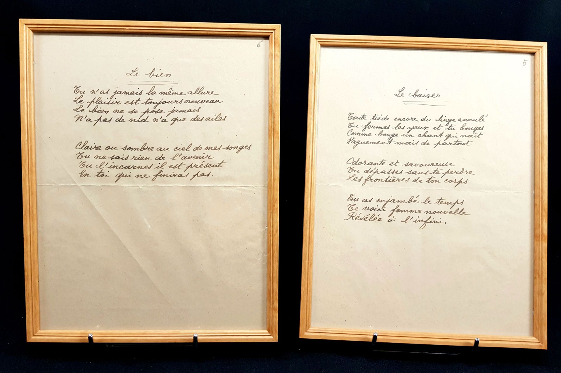 Null ELUARD Paul attribué à - DEUX POEMES à l'encre bleue foncée sur feuille de &hellip;