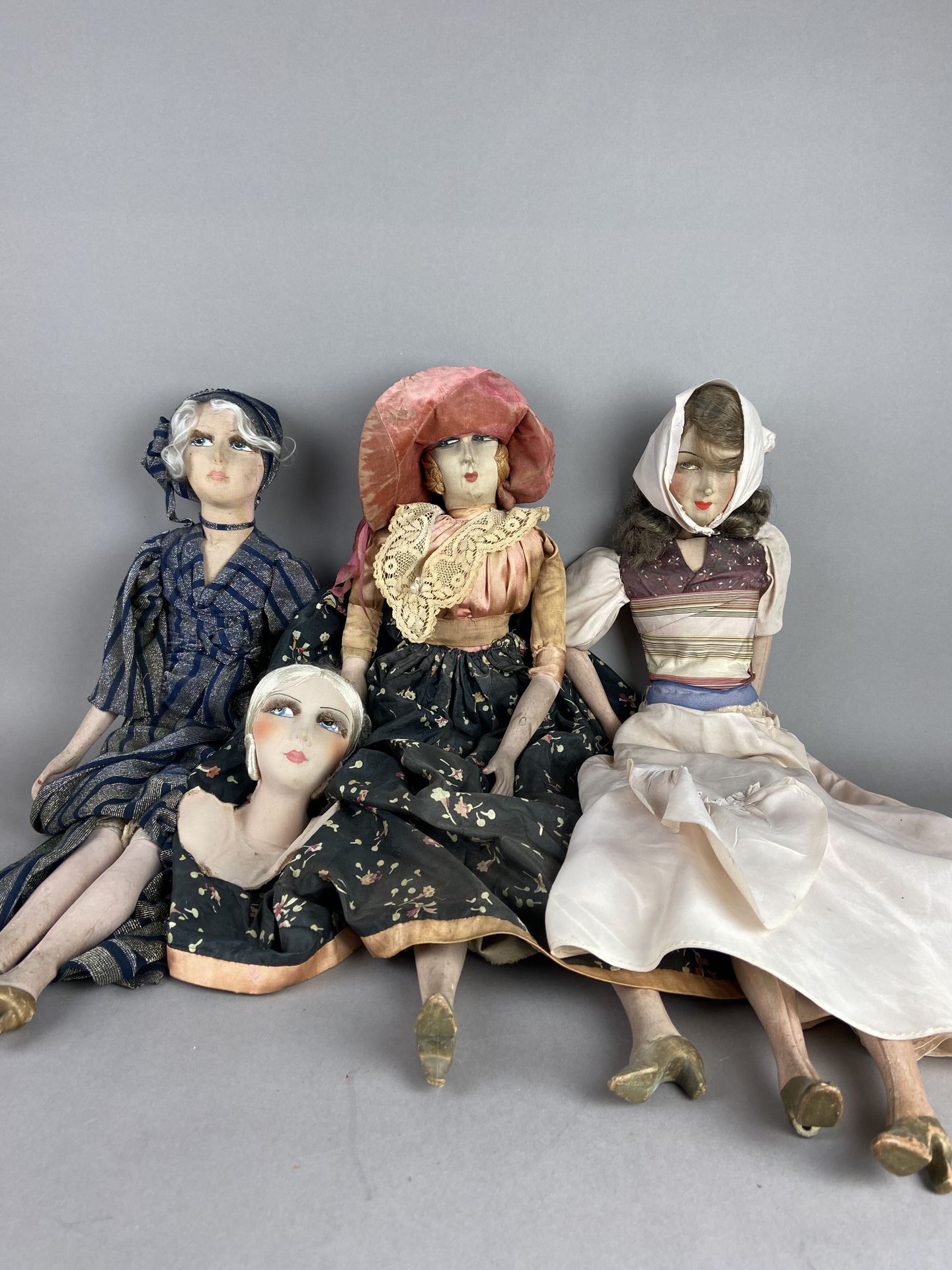 Null THREE DOLLS and a head.
Circa 1930
Dimension of the biggest : Height 83 cm
&hellip;