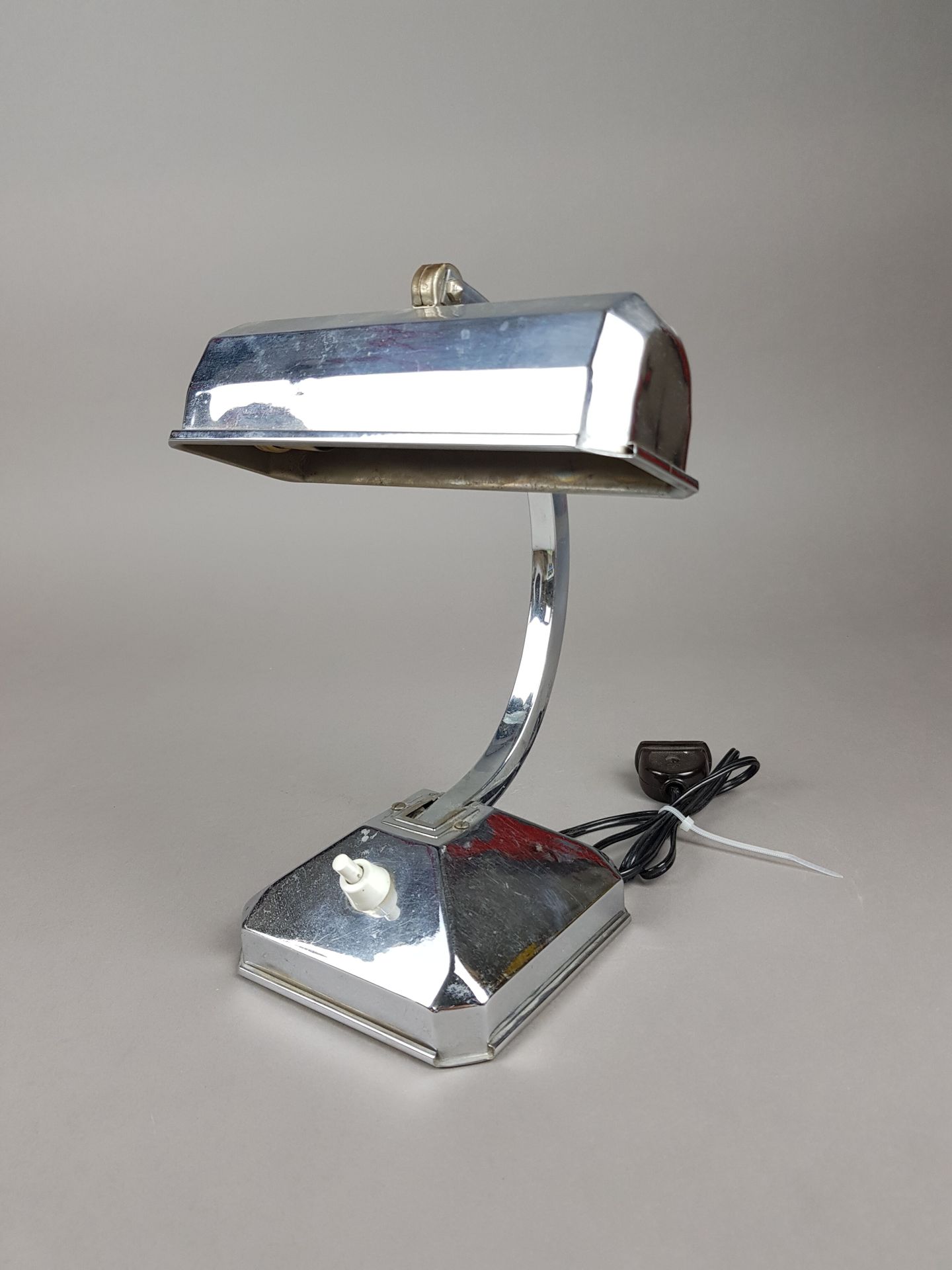 Null Art-Deco-Werk, circa 1930
Tisch- oder Schreibtischlampe aus verchromtem Met&hellip;