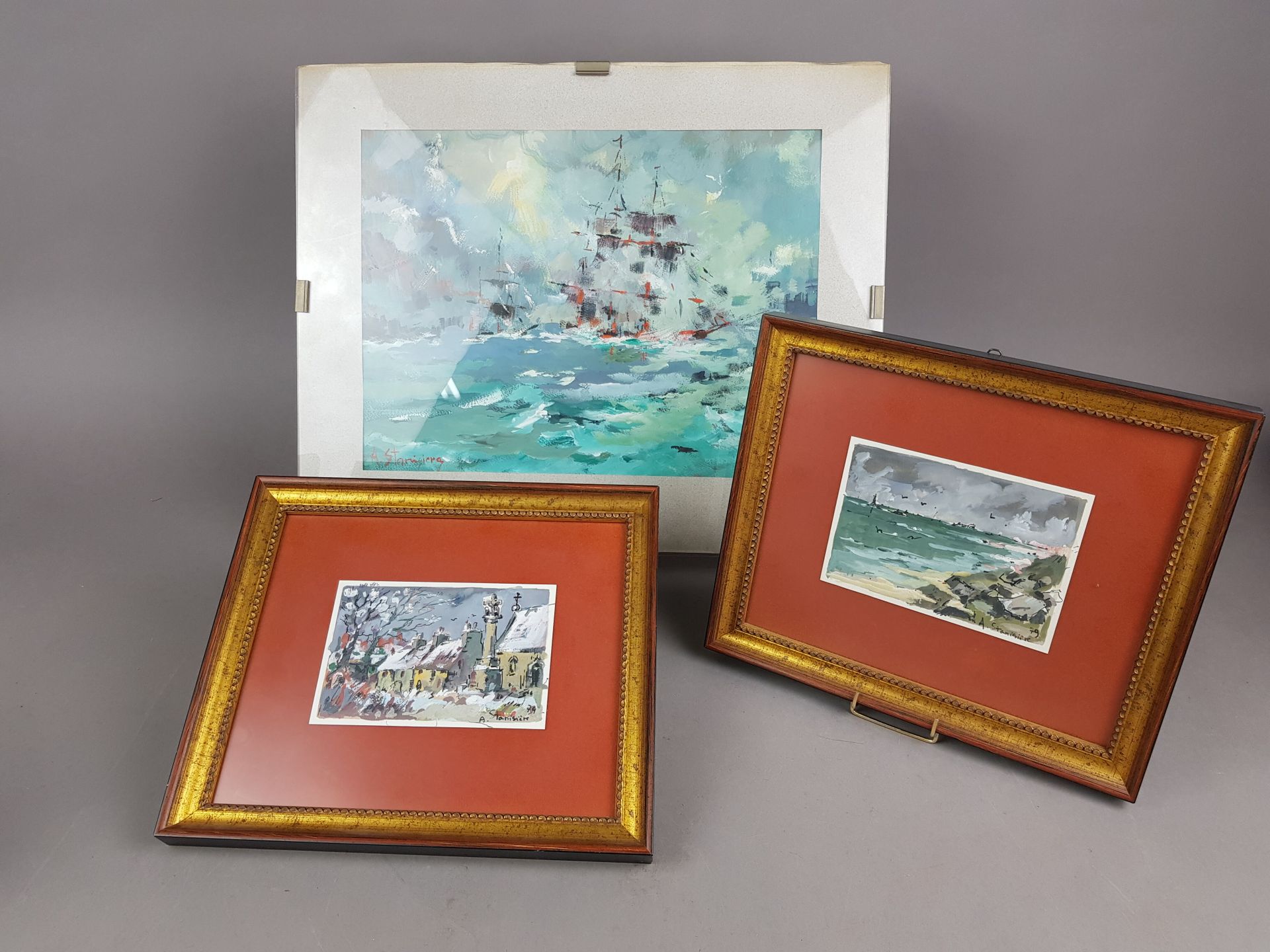 Null 安托万-斯坦尼西耶 (1934)
"村景"、"港口 "和 "海上之舟"。
1979
三幅纸上丙烯作品，玻璃下有框架
右下方有签名和日期，最后一张在左下&hellip;