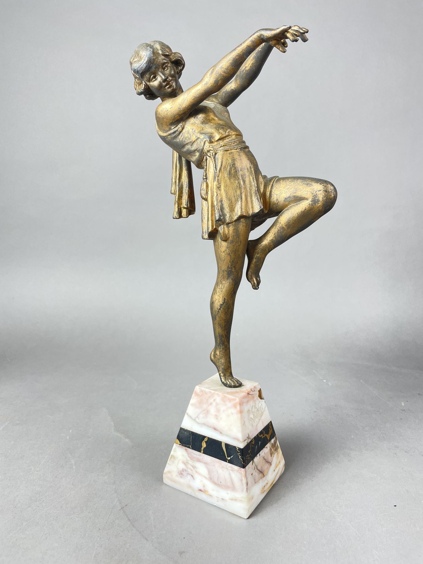 Null École Art Déco, circa 1920/30
"La danseuse"
Sujet en régule à patine dorée,&hellip;