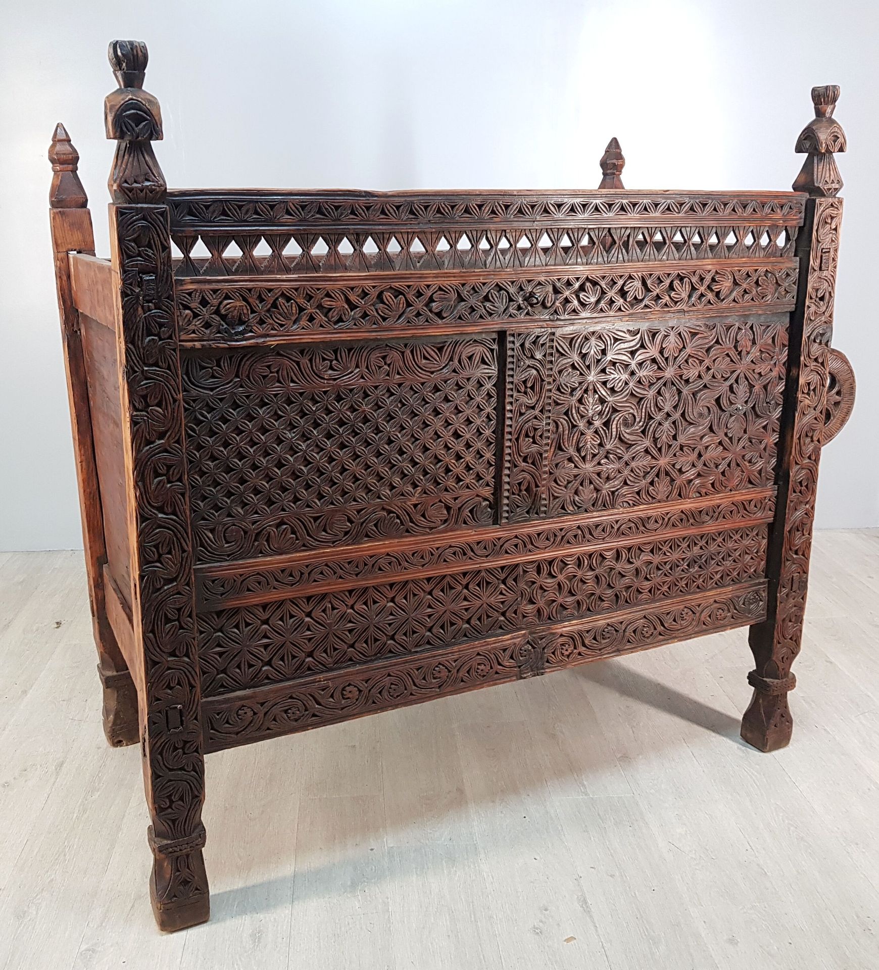 Null COMMODE de mariage afghan du Nuristan en bois exotique sculpté et ajouré de&hellip;