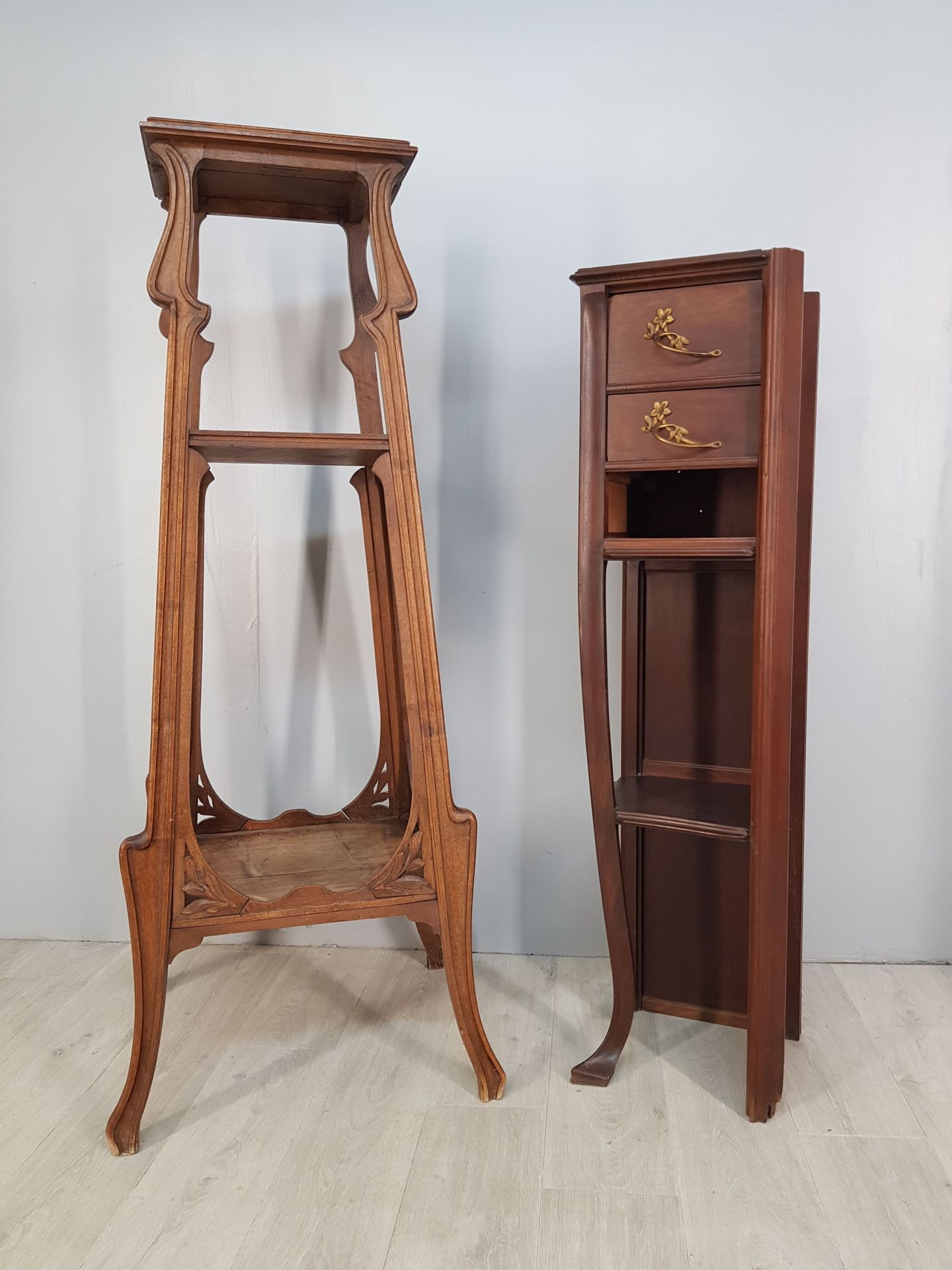 Null Conjunto de muebles Art Nouveau que incluye :
- sellette alta de madera mol&hellip;