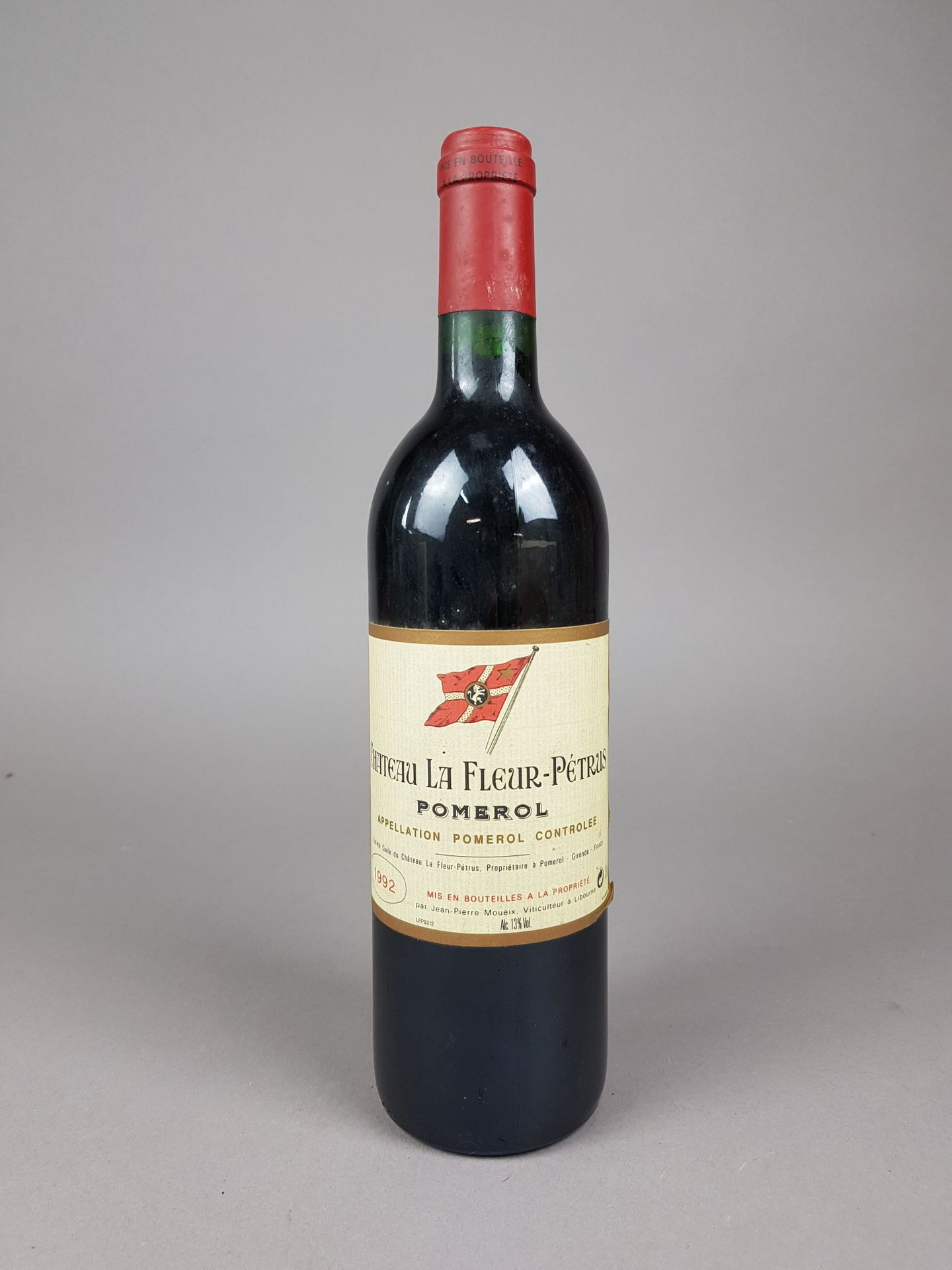 Null 一瓶La Fleur Petrus Pomerol酒庄的葡萄酒，1992年