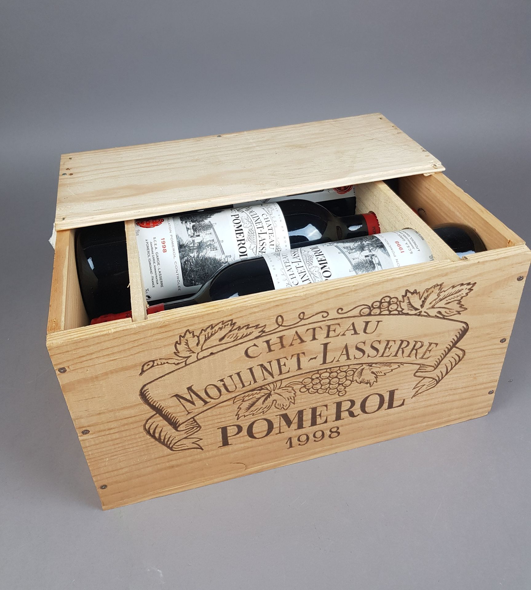 Null 6 bouteilles de Château Moulinet-Lasserre, Pomerol, 1998
Caisse en bois d'o&hellip;