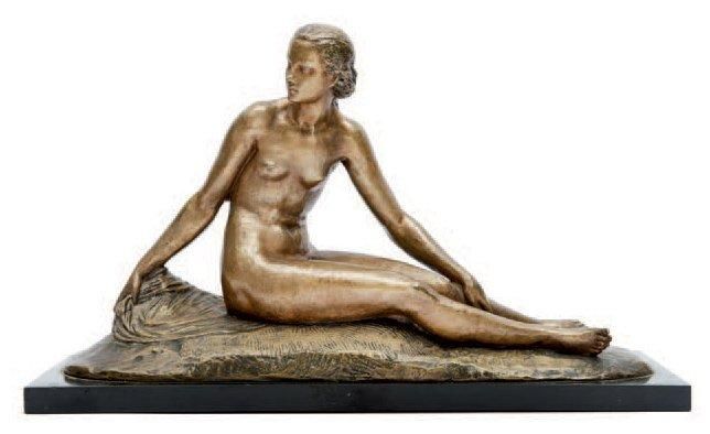JOE DESCOMPS (1869-1950) Femme allanguie. Sujet en bronze à patine argentée moir&hellip;