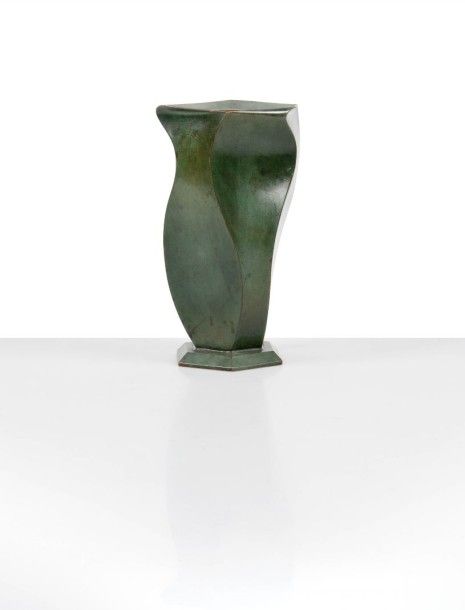 Jean DUNAND (1877-1942) Vase de forme conique en dinanderie à patine verte nuanc&hellip;