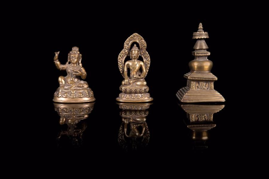 Null Ensemble comprenant deux statuettes et une stupa en bronze Tibet - XVIIe-XI&hellip;