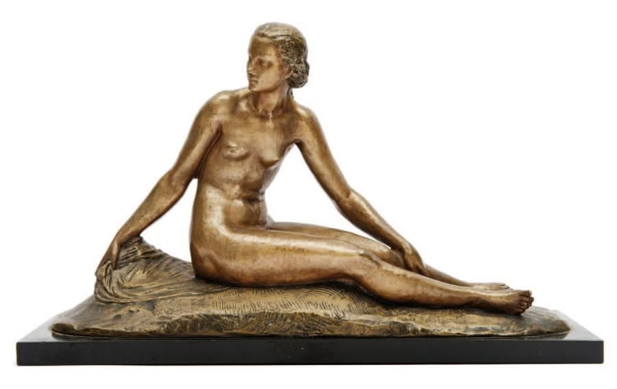 JOE DESCOMPS (1869-1950) Femme alanguie. Important sujet en bronze à patine arge&hellip;
