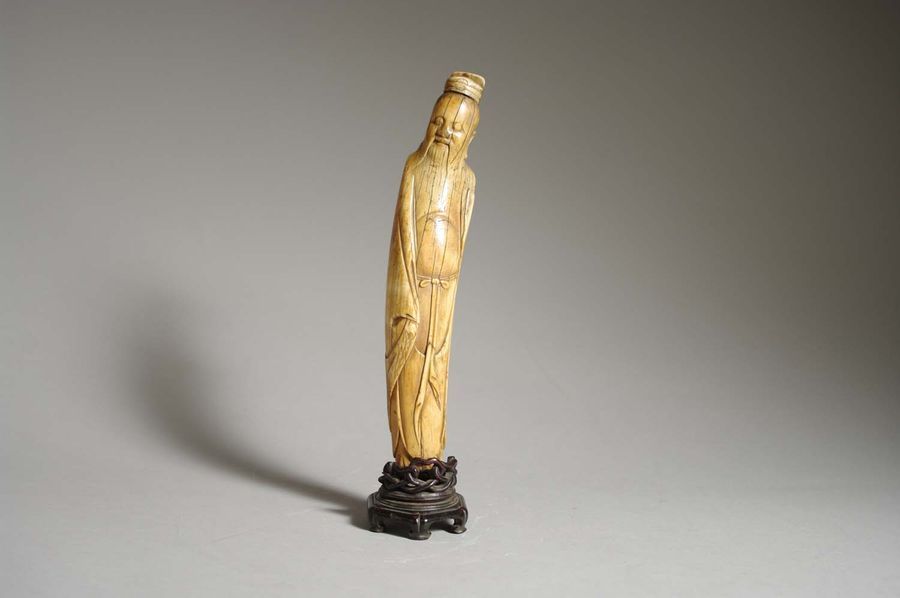 Null Statuette d’immortel debout

Chine - Fin E?poque Ming (1368 - 1644)

Ivoire&hellip;