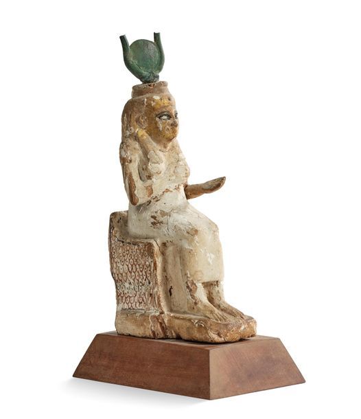 STATUETTE PTOLEMAIQUE représentant la déesse Isis aux seins nus sur son trône. B&hellip;