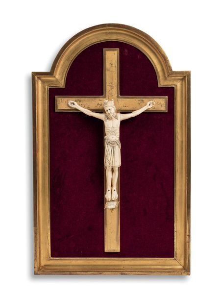 CRUCIFIX EN IVOIRE Beau Christ couronné, hiératique, vêtu d’un périzonium

finem&hellip;