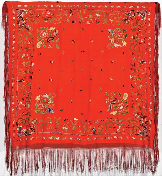 Null Un Châle brodé en soie et sa boite, A late 19th century Chinese shawl

Châl&hellip;