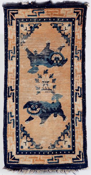 Null Un ancien et important tapis Ning-Hsia, An 18th century Ning-Hsia Chinese r&hellip;