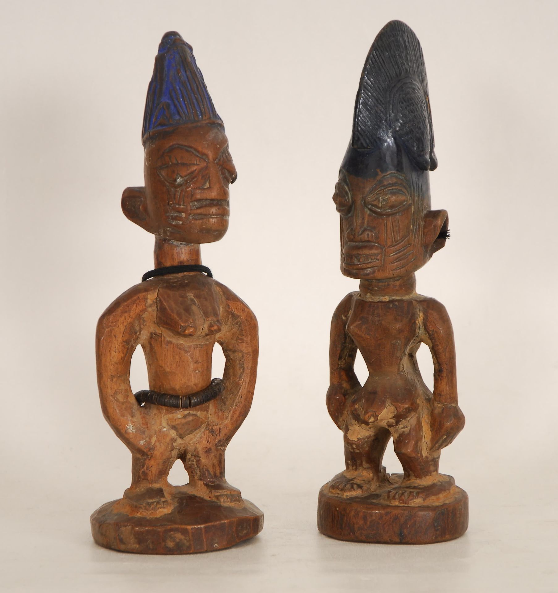 Afrique - Africa 一对雕像
木头，颜料和珠子。

Ibeji Yoruba，尼日利亚。
，高29厘米和25厘米。