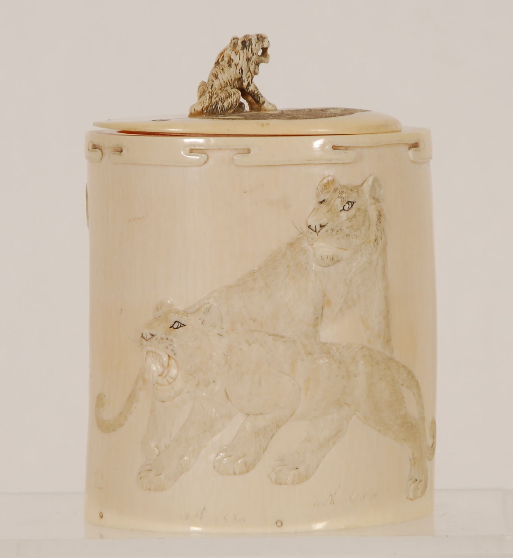 Null A covered box
Sculpted and carved ivory with tigers. Japan, Meiji period (c&hellip;