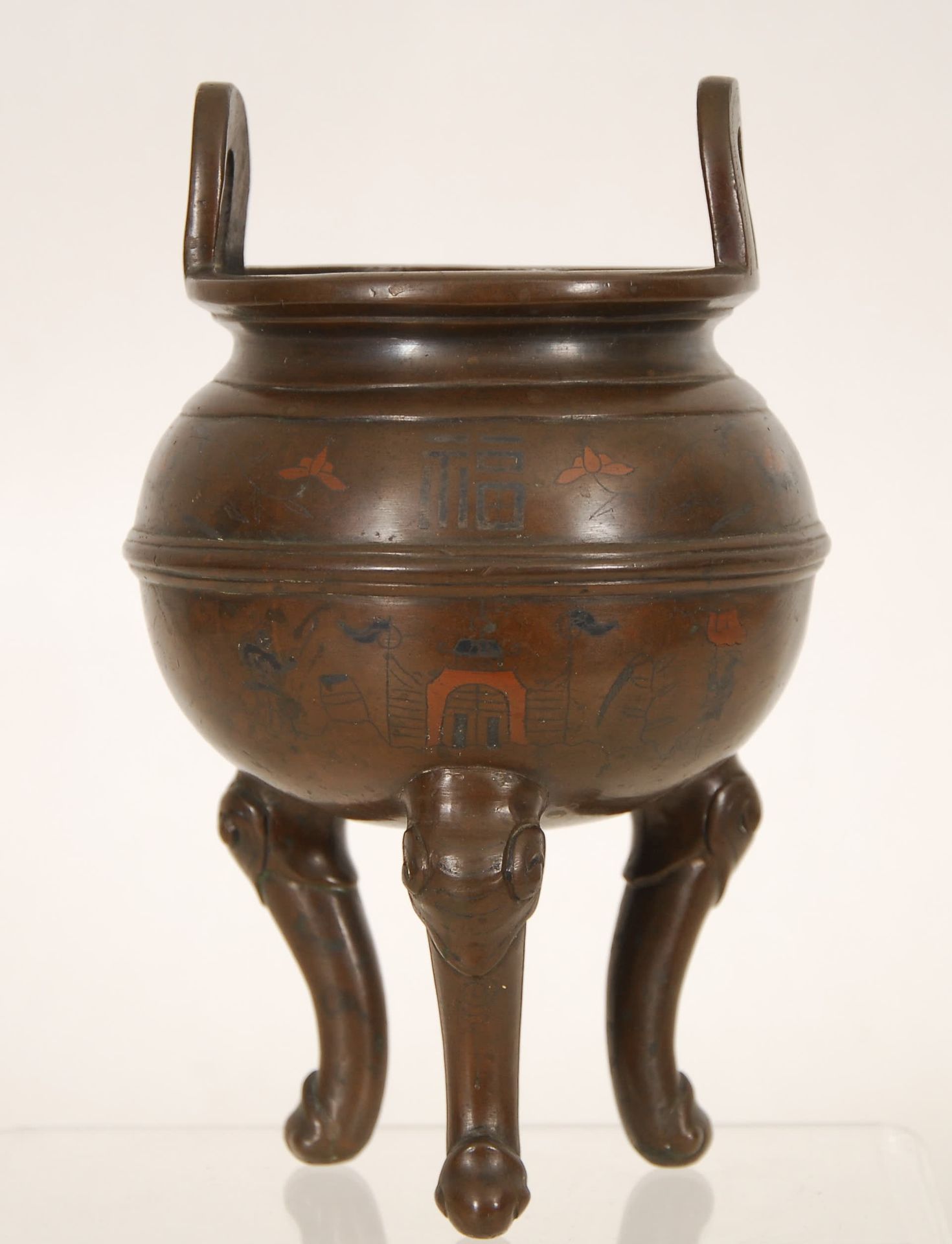 Null 三脚架香炉
，有两个把手。青铜器，刻有文字。日本，18-19世纪。
，高19厘米。