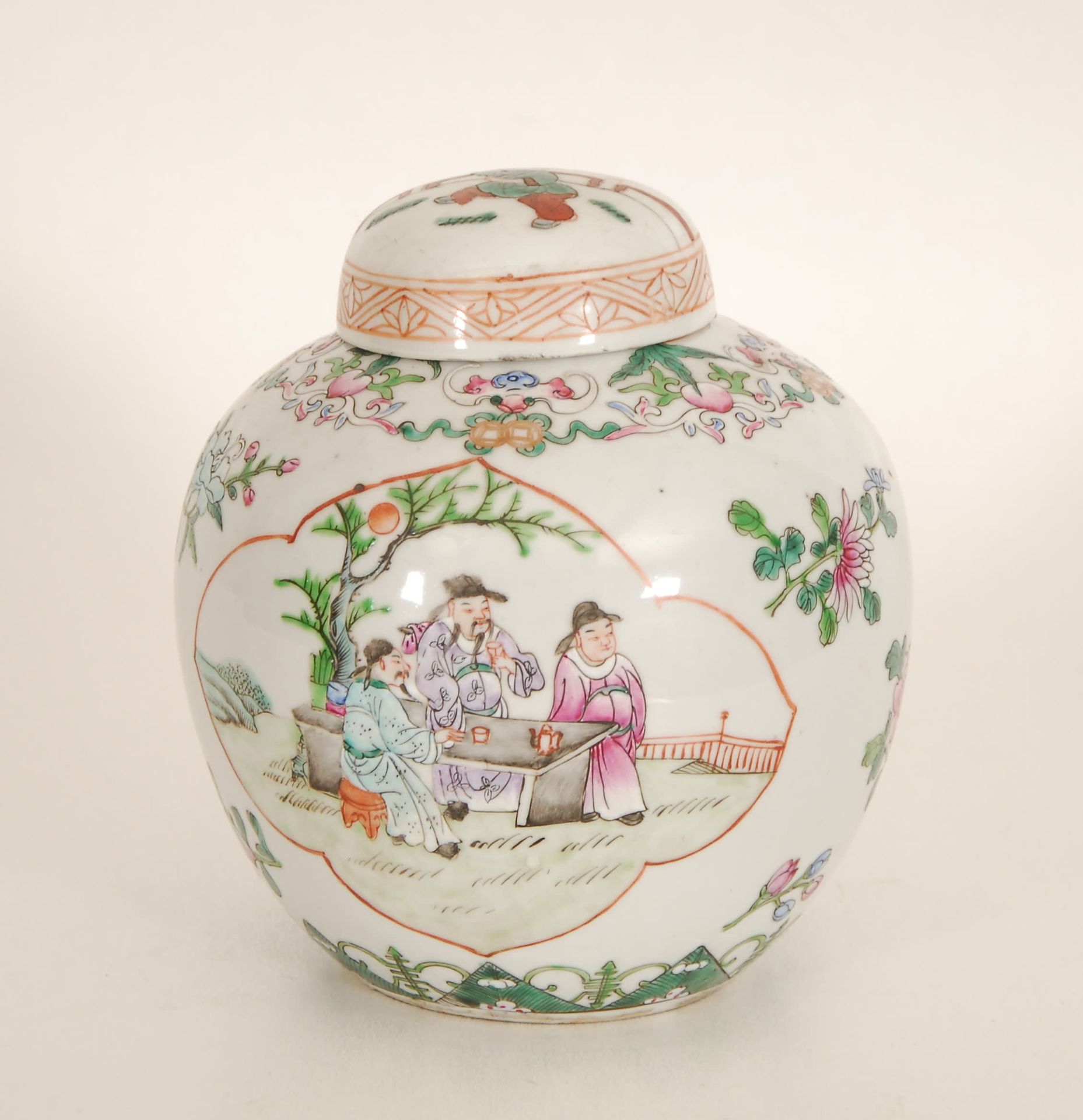 Null A covered Famille-rose vase
China.
H. 19 cm.