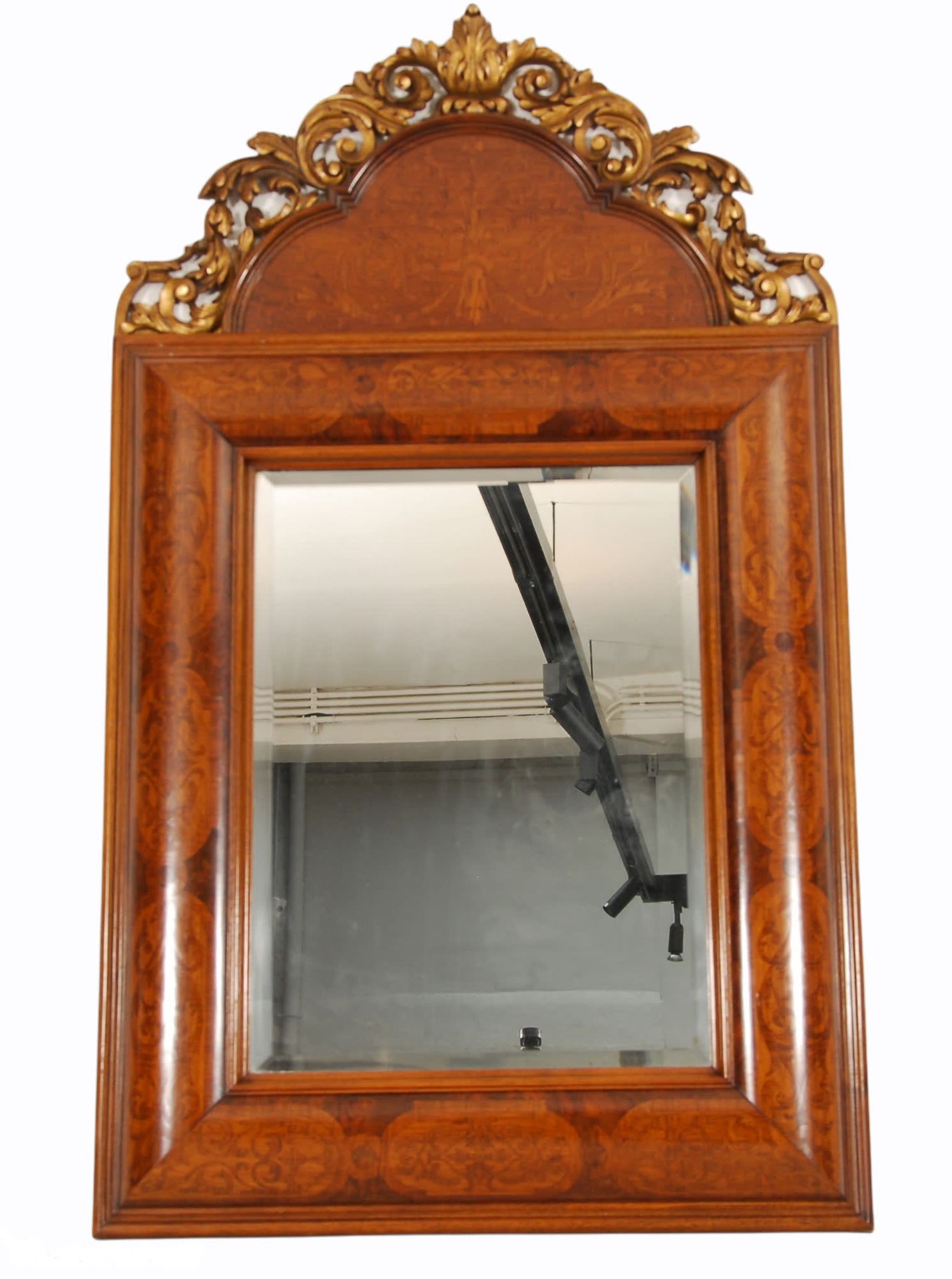 Null 
镜子



框架上镶嵌着树叶，顶部是带刺叶的镀金木座。




英国作品，18-19世纪。



114 x 68厘米。