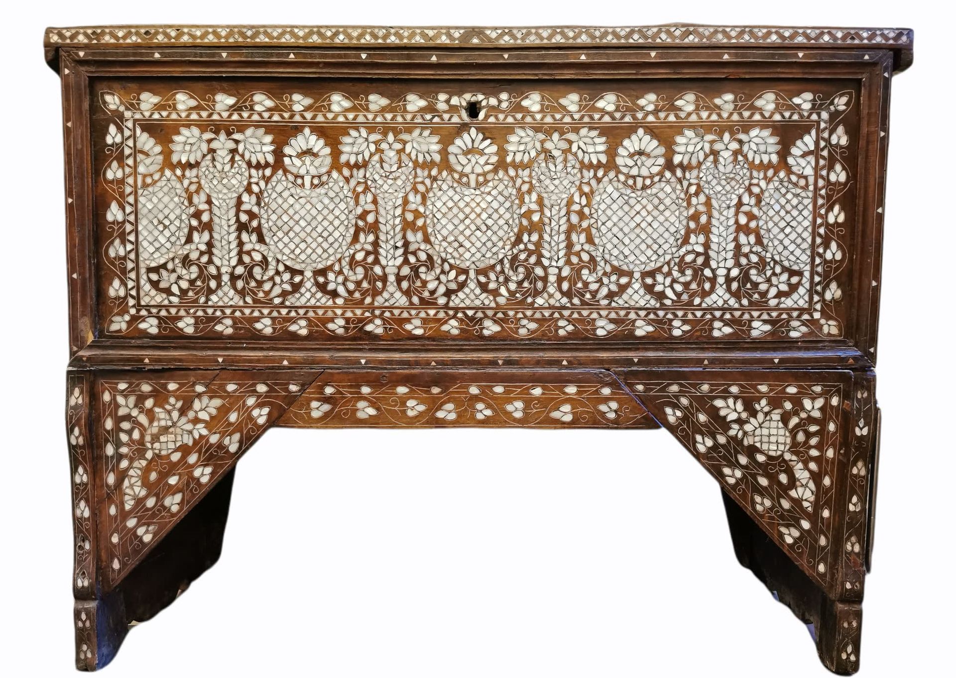 Null 大箱子
木头上镶嵌着珍珠母的花纹图案。

叙利亚作品。
103 x 135 x 52厘米。