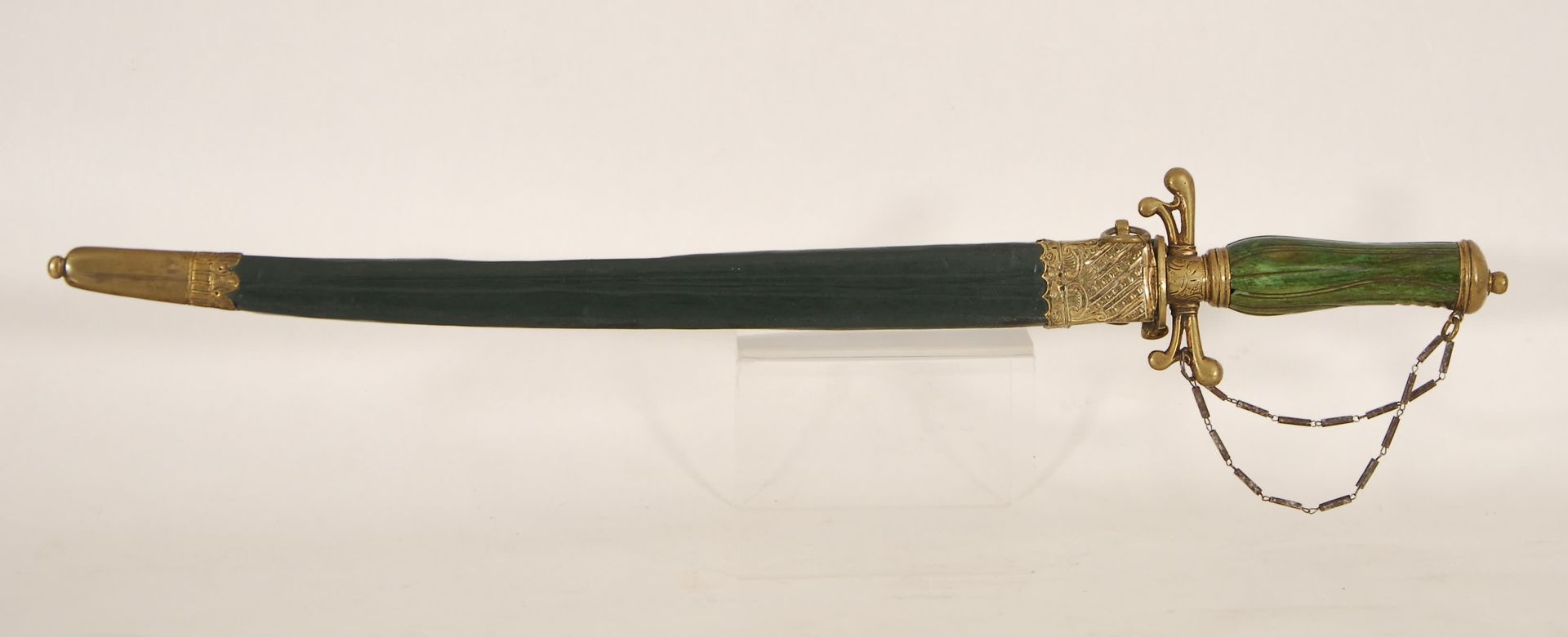 Null 狩猎匕首
雕刻的单刃刀。绿色着色的象牙色手柄。

铜和皮革护套。19世纪。
长55厘米。
所有潜在的买家应阅读有关濒危物种的销售条件（第19条）。