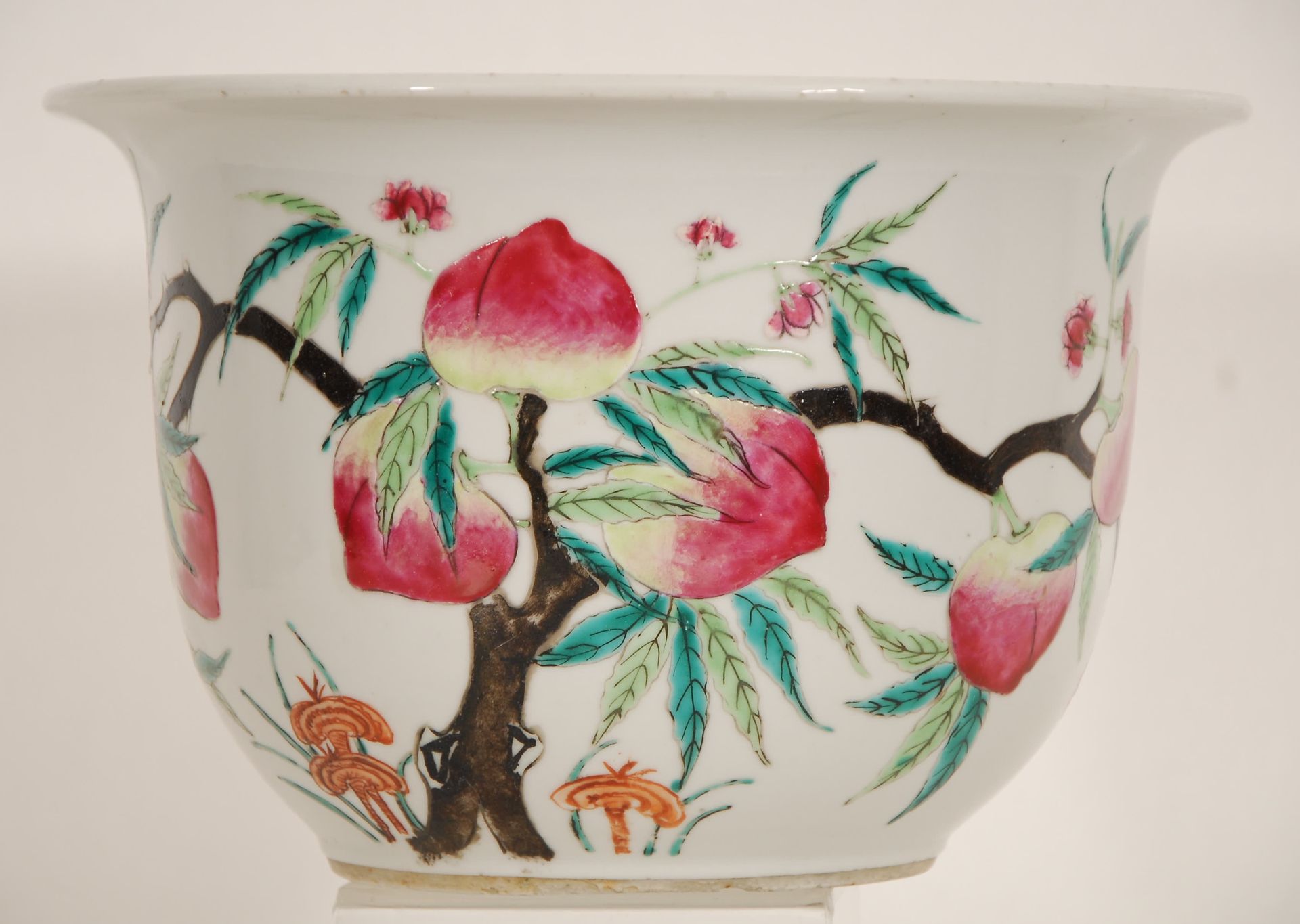Null 盖罐
粉红色的家庭搪瓷装饰的桃子。中国，清
高17厘米；直径27厘米。